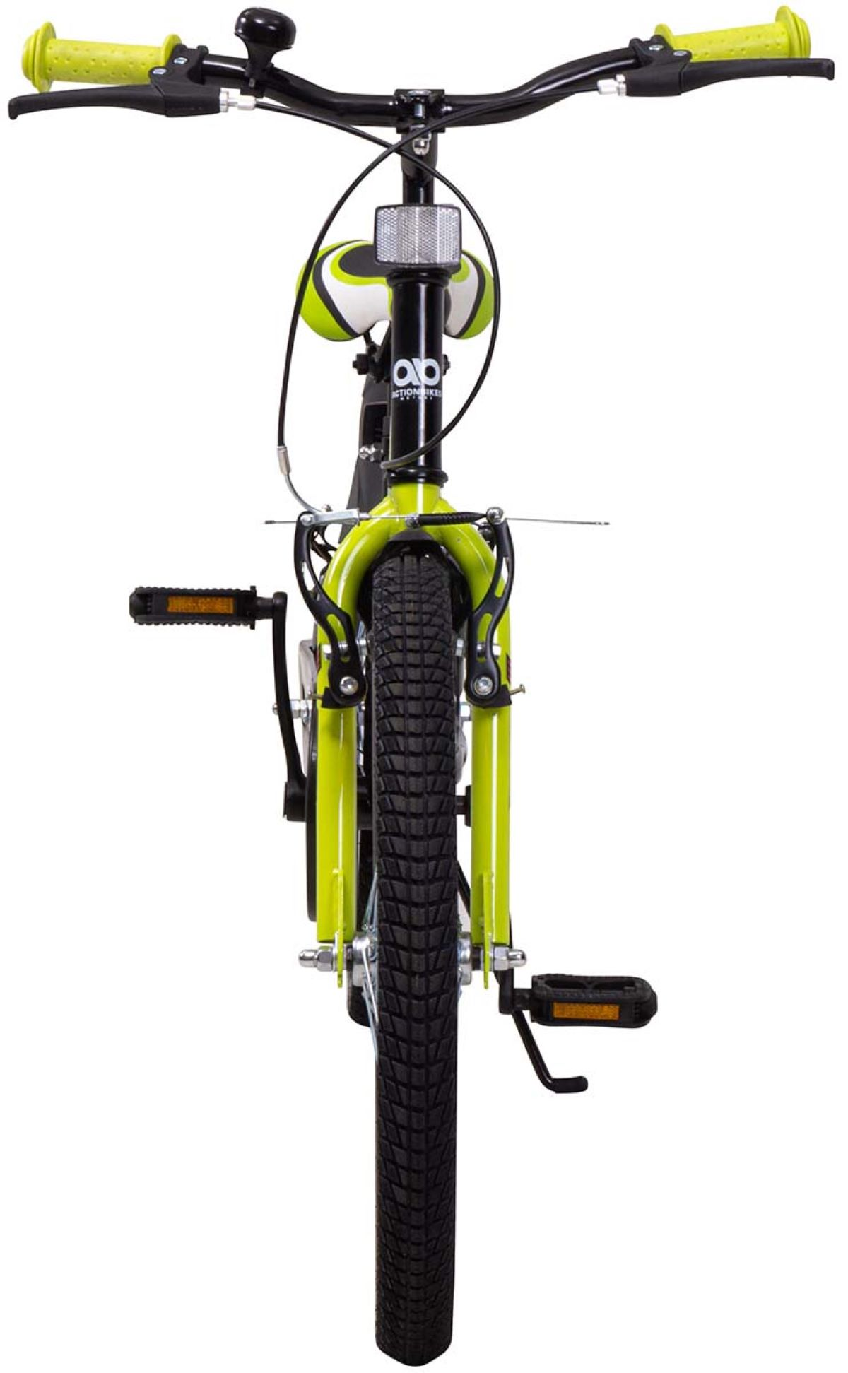 Grünes und schwarzes Kinderfahrrad, von vorne gesehen. Gelbe Lenker und Pedale sind sichtbar.