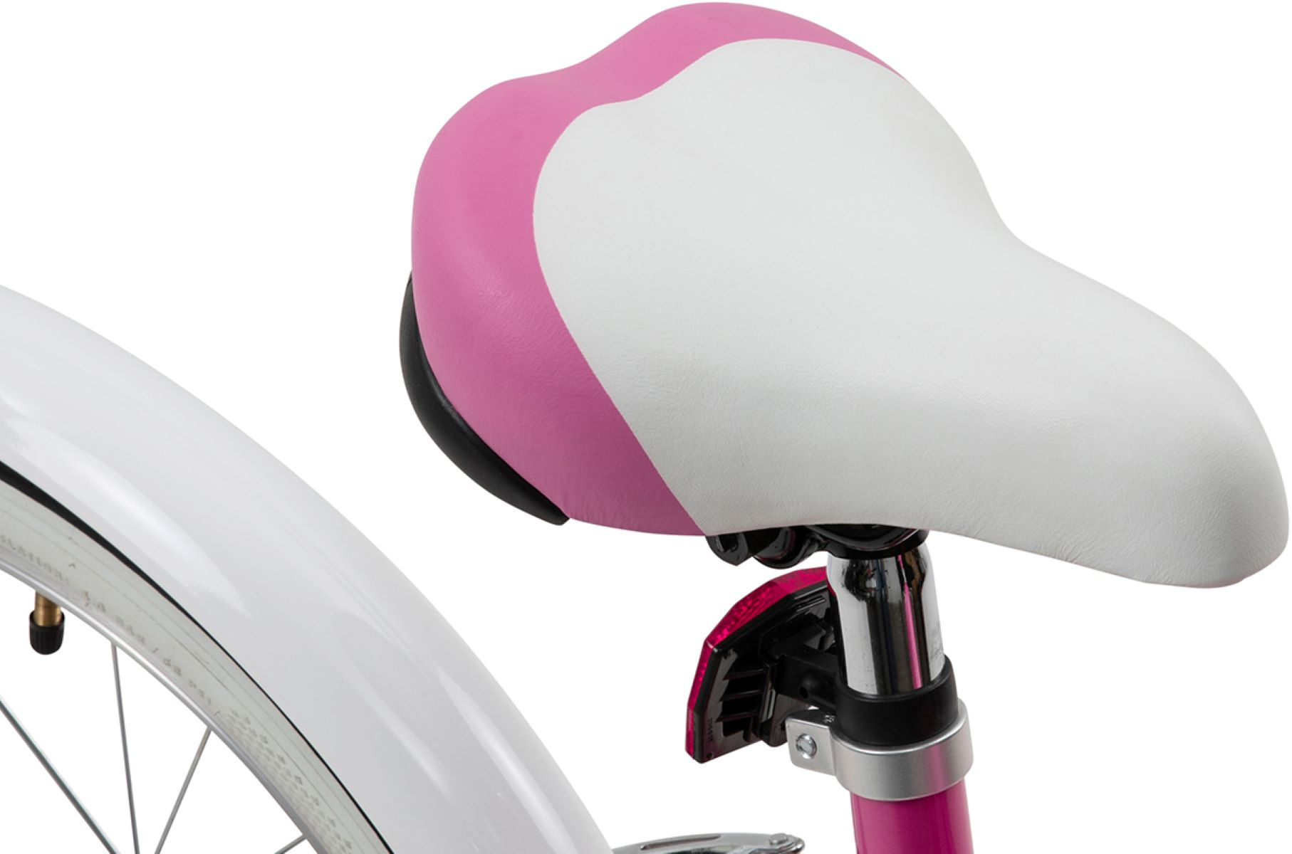 Rosa-weißer Fahrradsitz mit rotem Reflektor, Teil eines weißen Fahrrads.