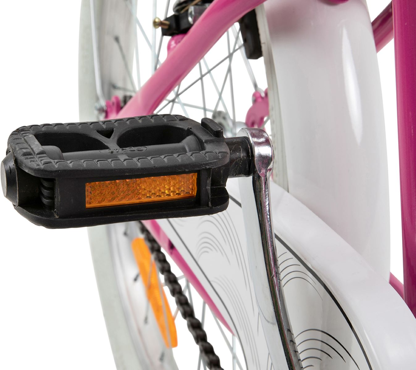 Nahaufnahme von Fahrradteilen: schwarzes Pedal mit orangefarbenem Reflektor, rosa Rahmen, weißer Kotflügel und silberne Speichen.