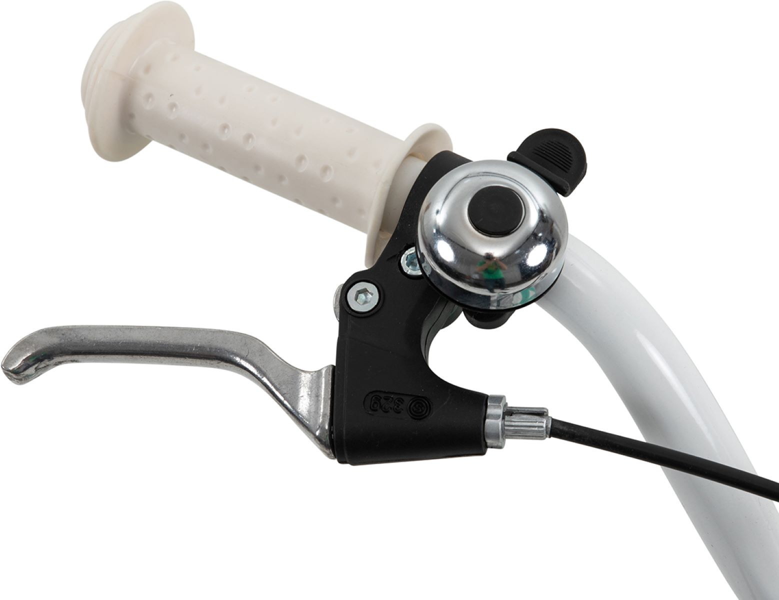 Nahaufnahme eines Fahrradlenkers mit Klingel und Bremshebel, weißer Hintergrund.