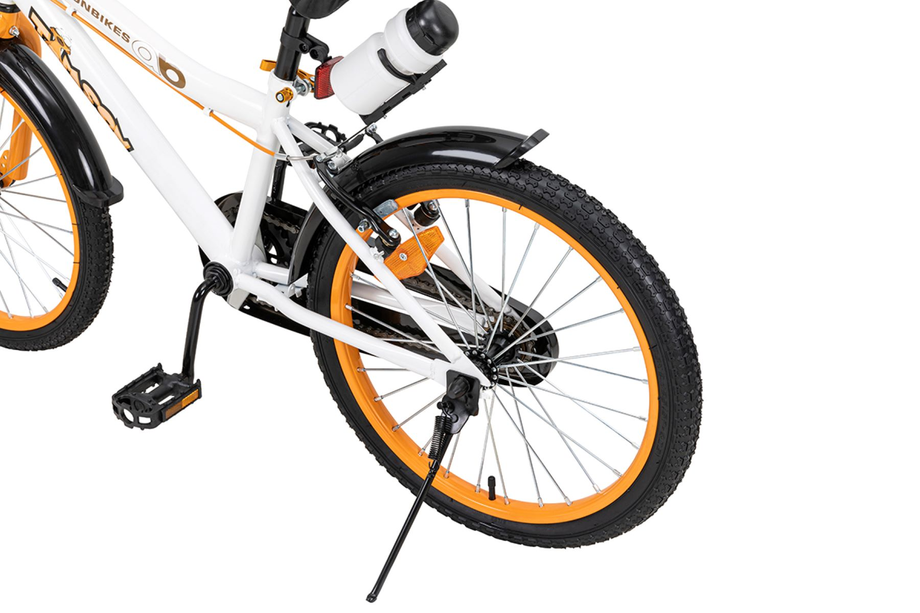 Weiß-oranges Kinderfahrrad. Hinterrad und Schutzblech sind sichtbar. Das Fahrrad hat einen Ständer.