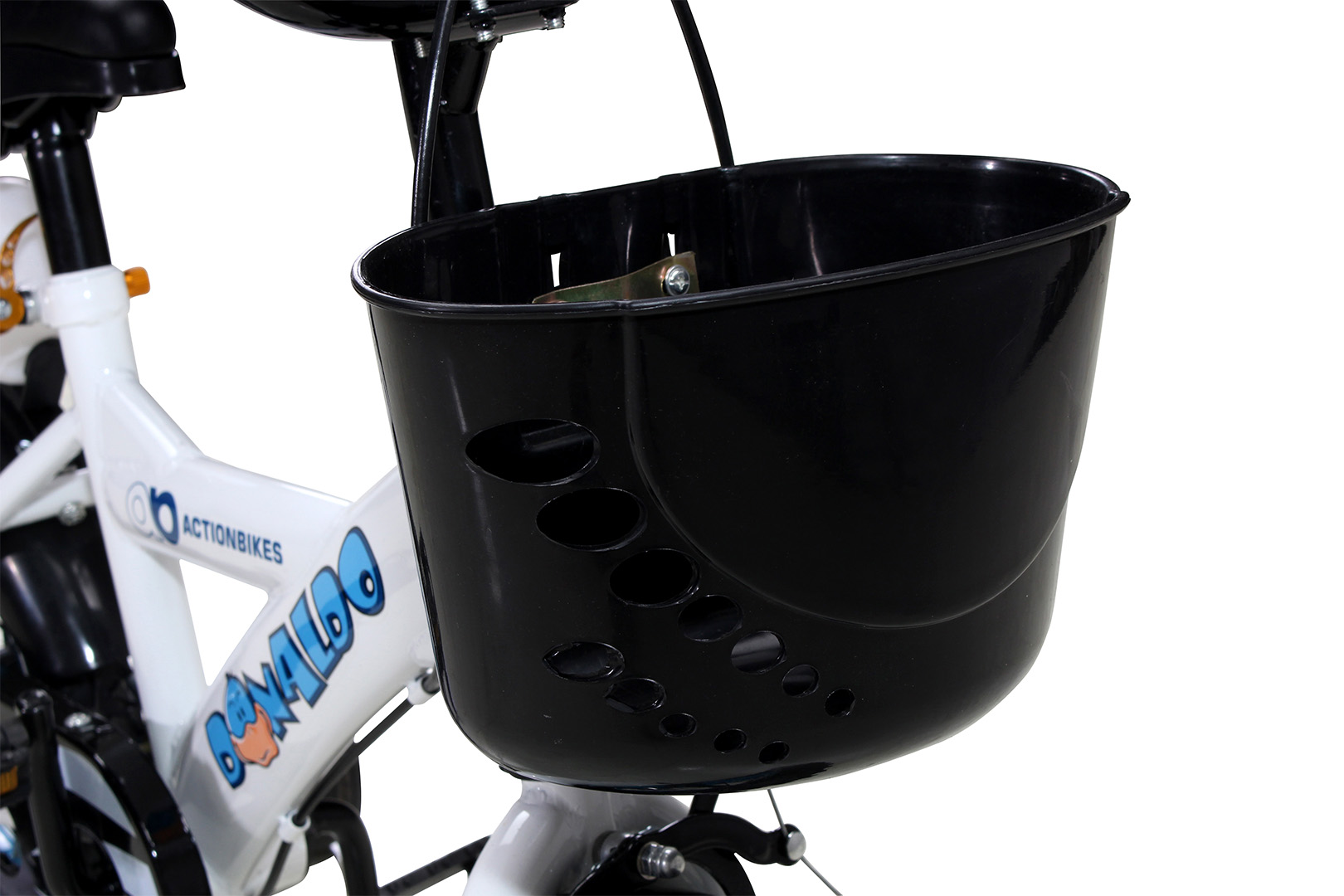 Nahaufnahme eines schwarzen Fahrradkorbs, der an einem weißen und blauen Actionbikes-Kinderrad befestigt ist.