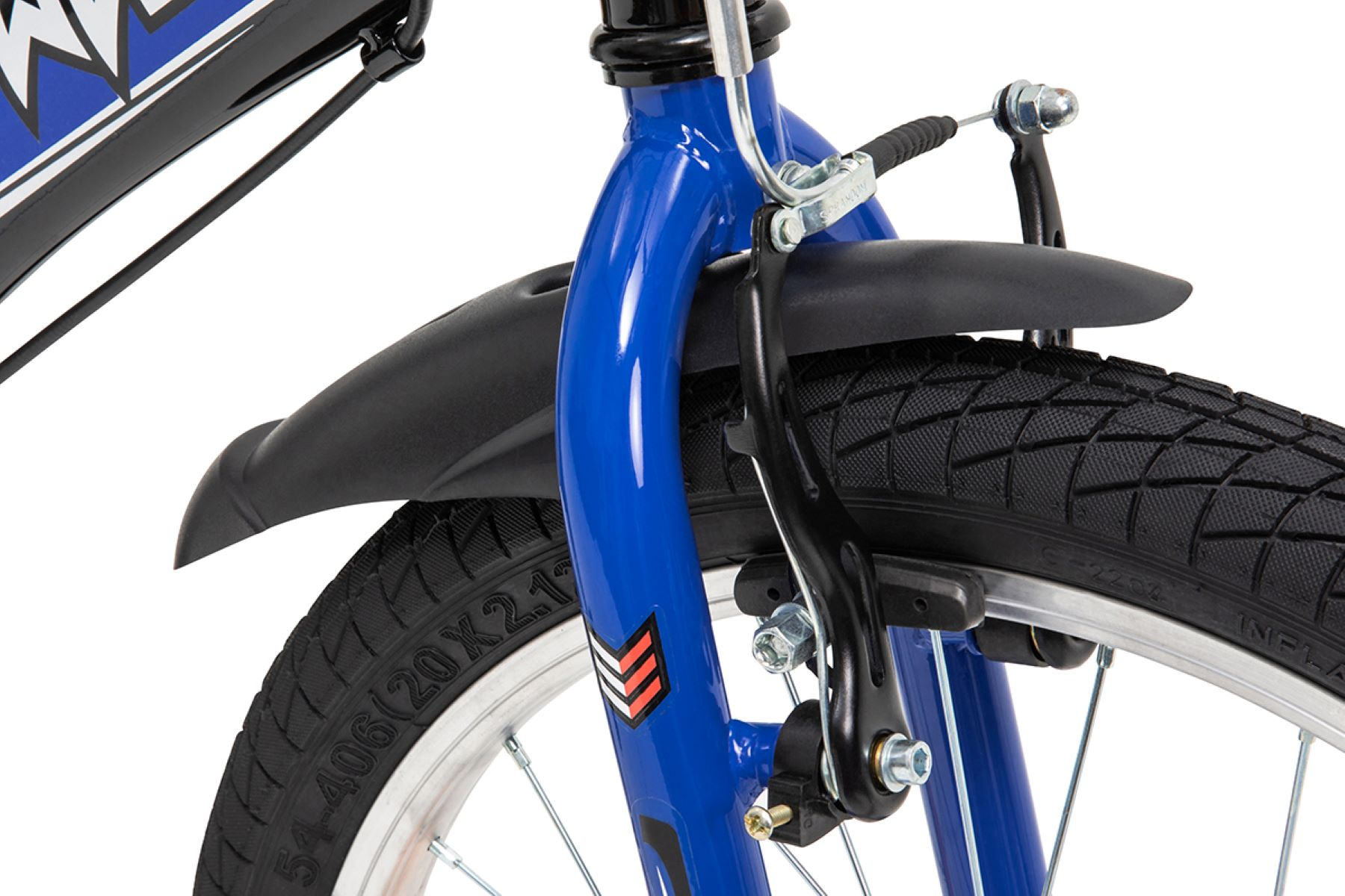 Nahaufnahme eines blauen Fahrradvorderrads und -gabeln mit schwarzen Bremsen und einem Kotflügel.