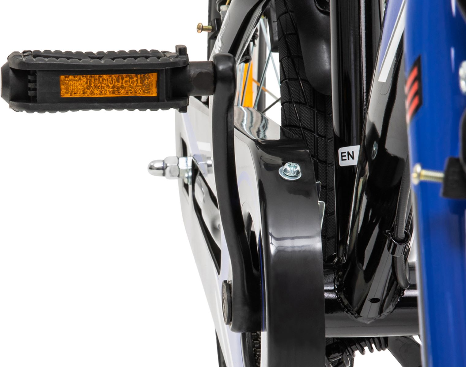 Nahaufnahme eines Fahrradpedals mit schwarzer Fußstütze und weißem Hintergrund.