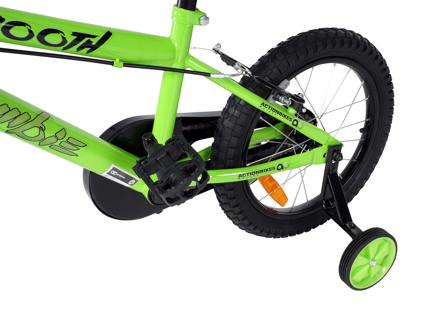Grünes und schwarzes Kinderfahrrad mit Stützrädern. Das Hinterrad ist sichtbar.