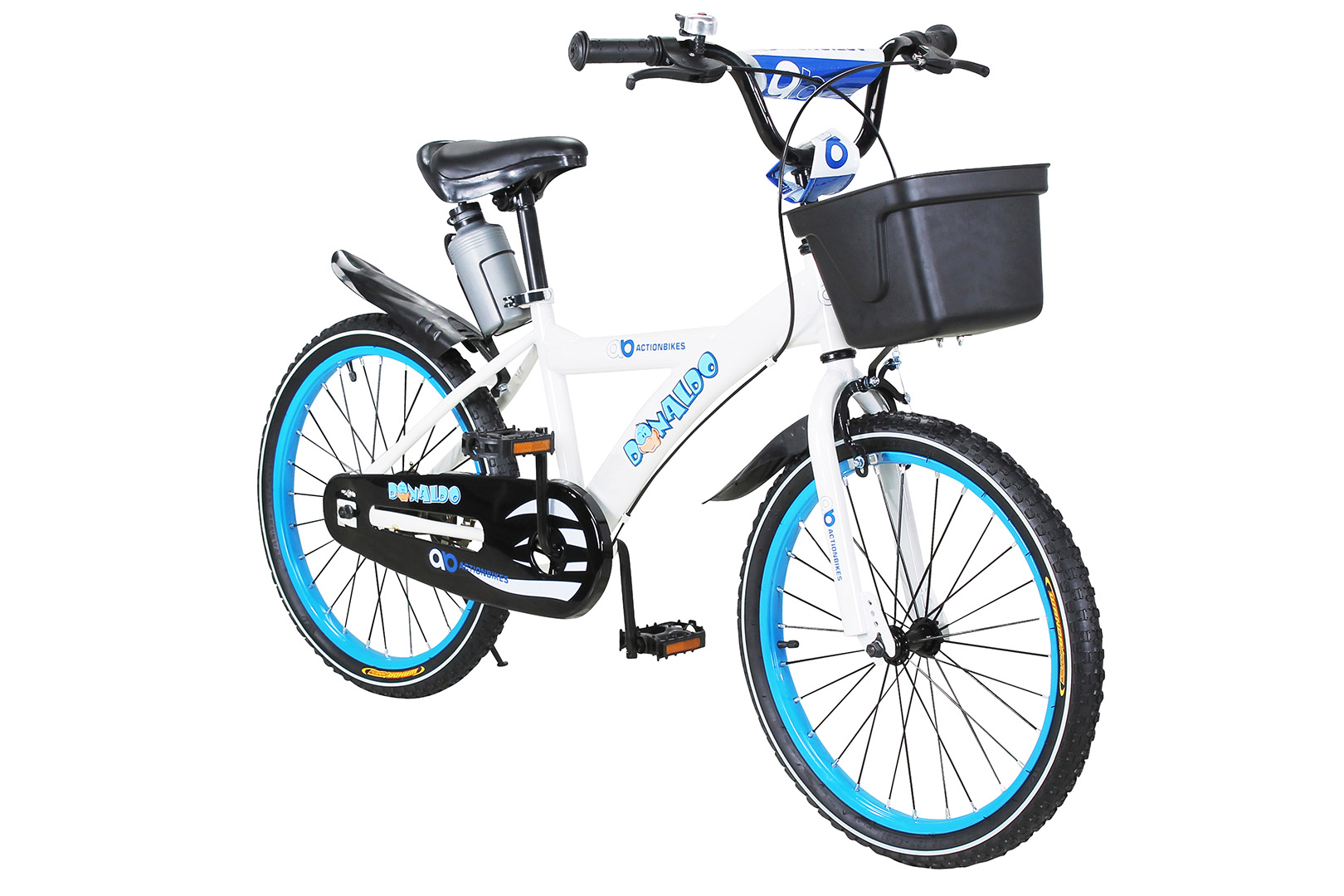 Weißes und blaues Kinderfahrrad mit schwarzem Korb.