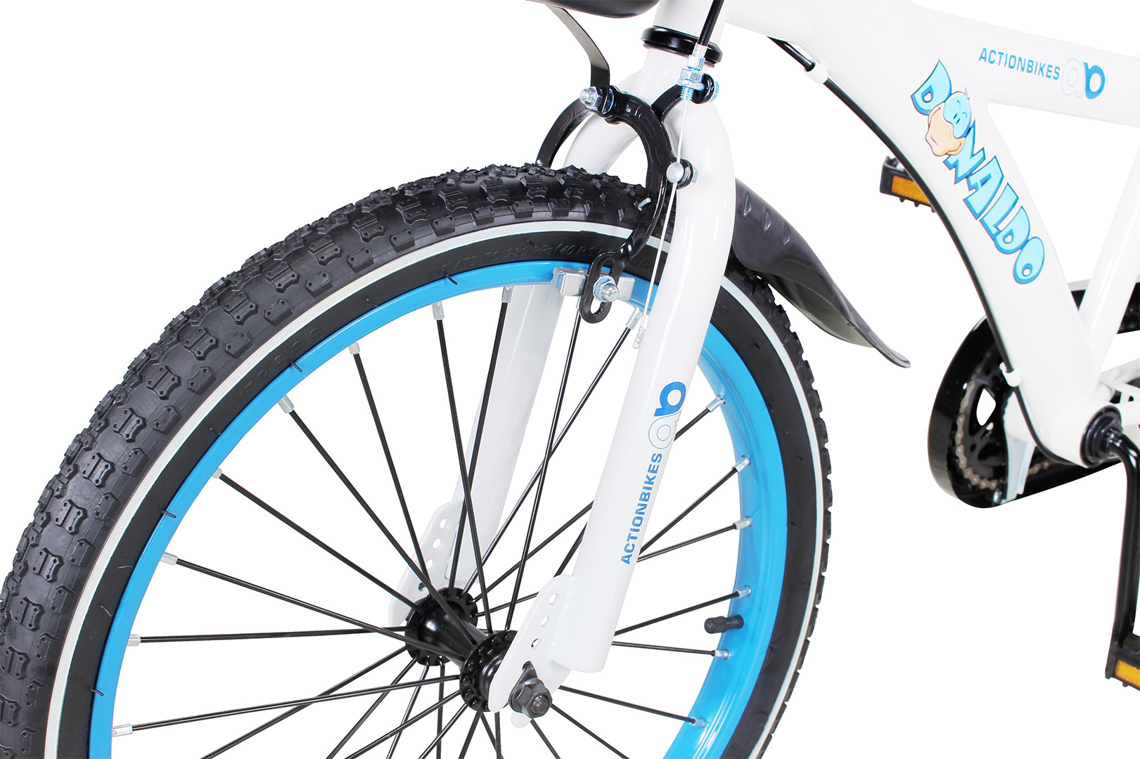 Vorderseite eines weißen und blauen Kinderfahrrads mit der Aufschrift "ACTIONBIKES DONALDO".
