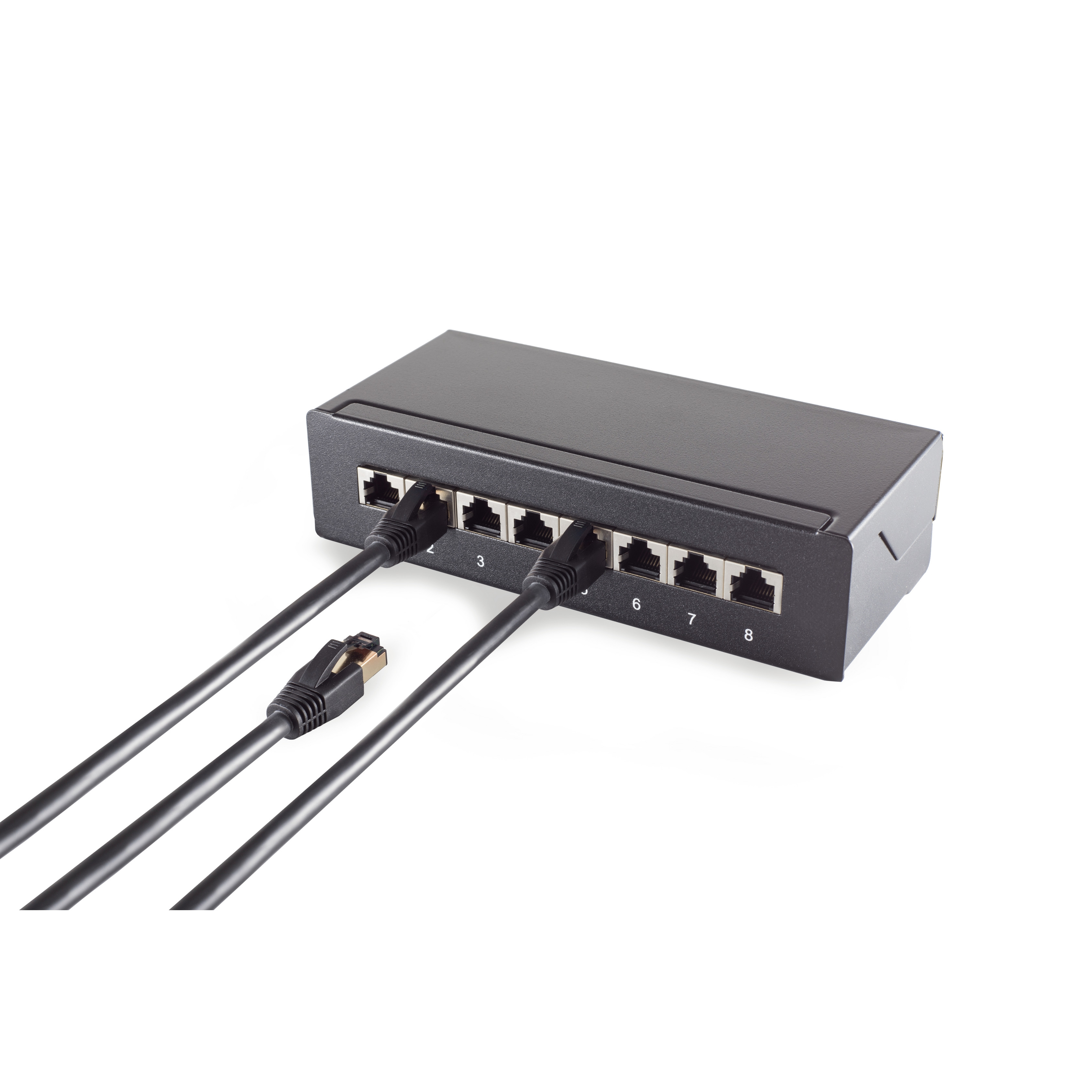 Ein schwarzer Netzwerk-Switch mit mehreren Ethernet-Kabeln, die angeschlossen sind.