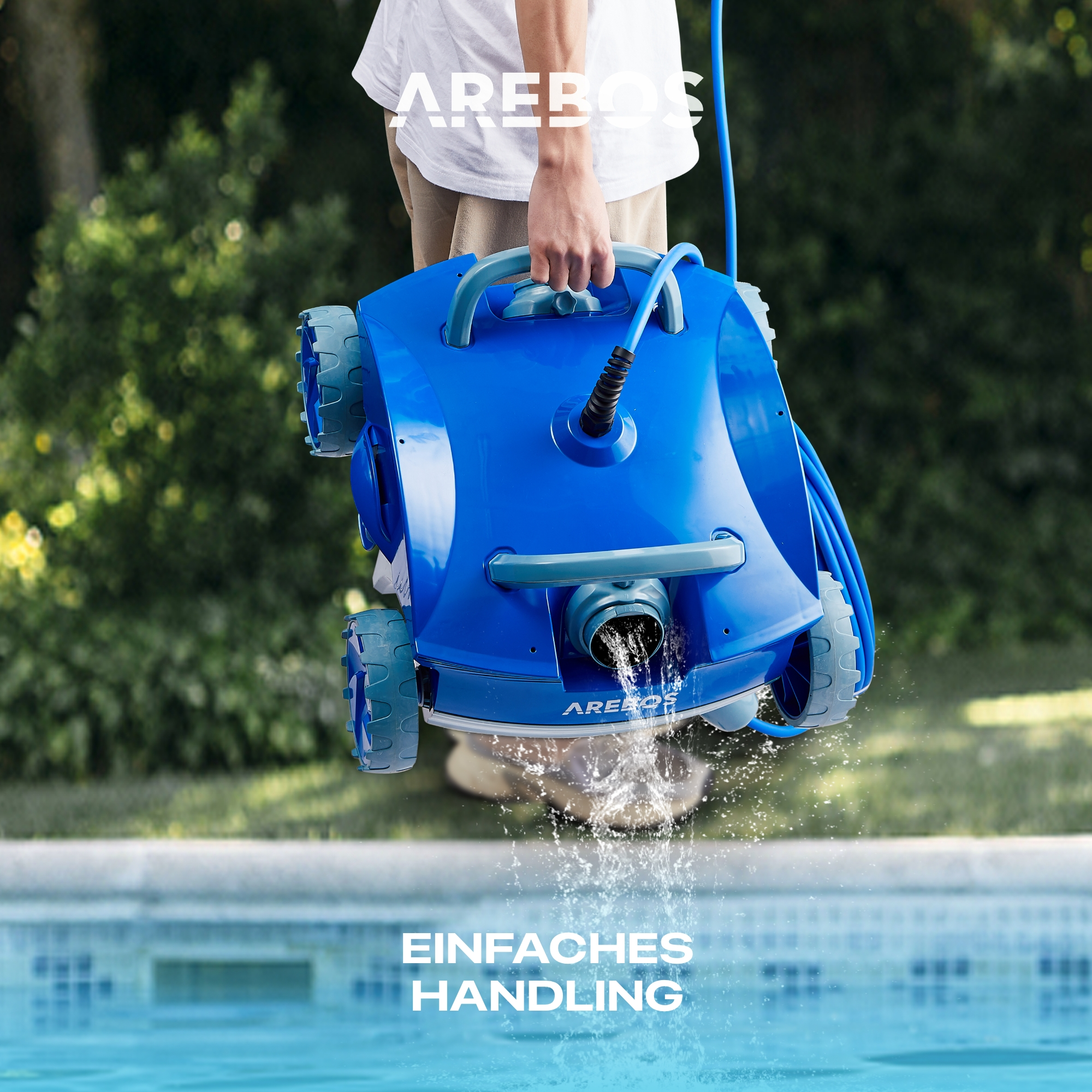 Mann hält blauen Poolreiniger. Wasser spritzt heraus. Die Worte 'Einfaches Handling' stehen im Wasser.
