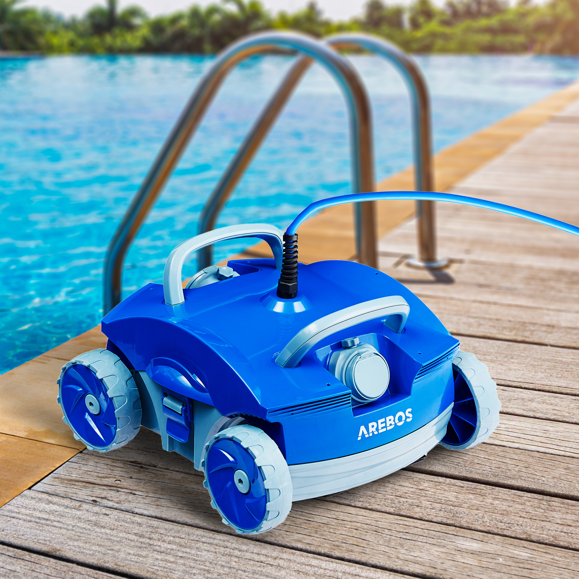 Blauer Roboter-Poolreiniger auf Holzdeck neben Pool. Zeigt das AREBOS Logo.