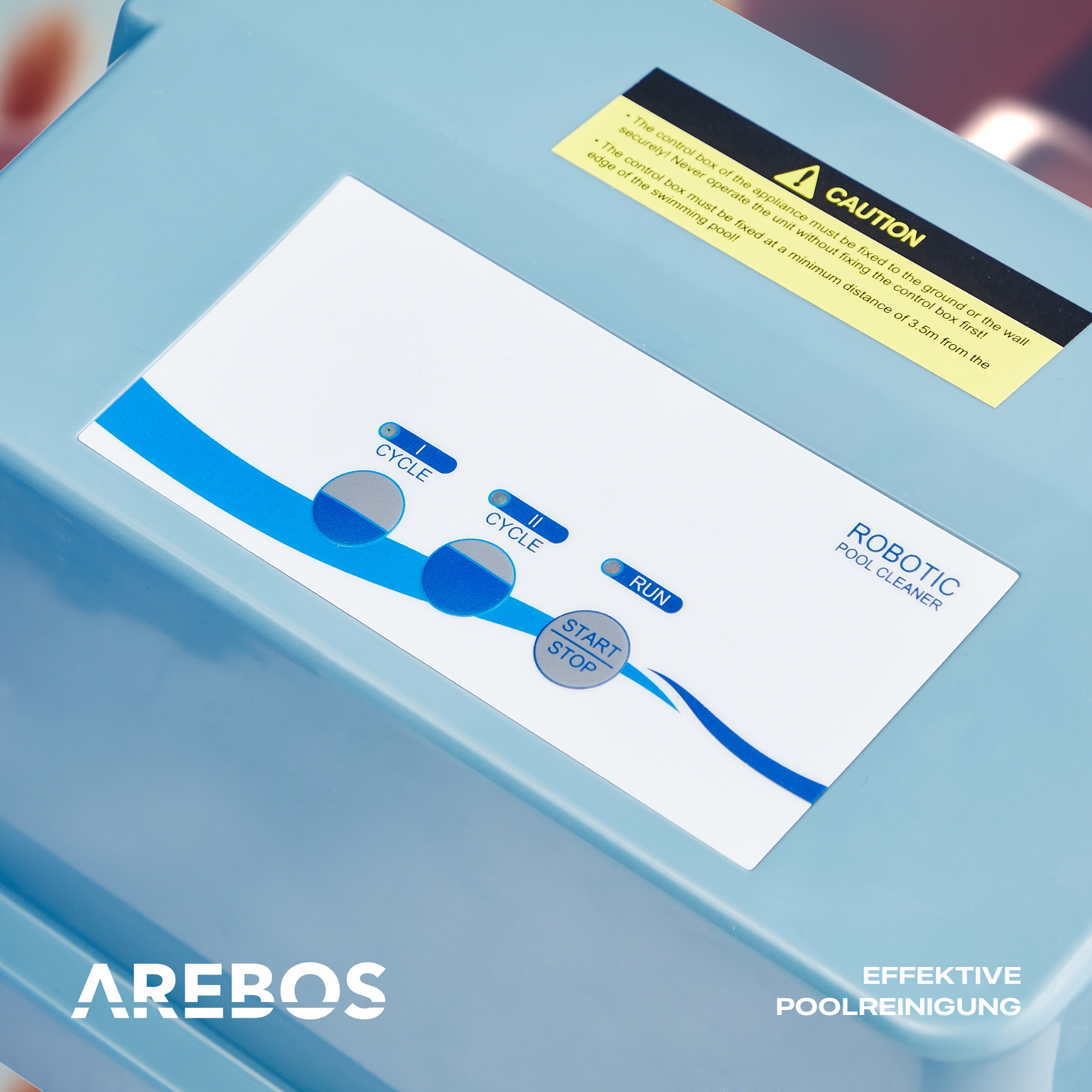 Blaues Bedienfeld für einen Roboter-Poolreiniger. Tasten für Zyklus und Stopp/Start sind sichtbar.