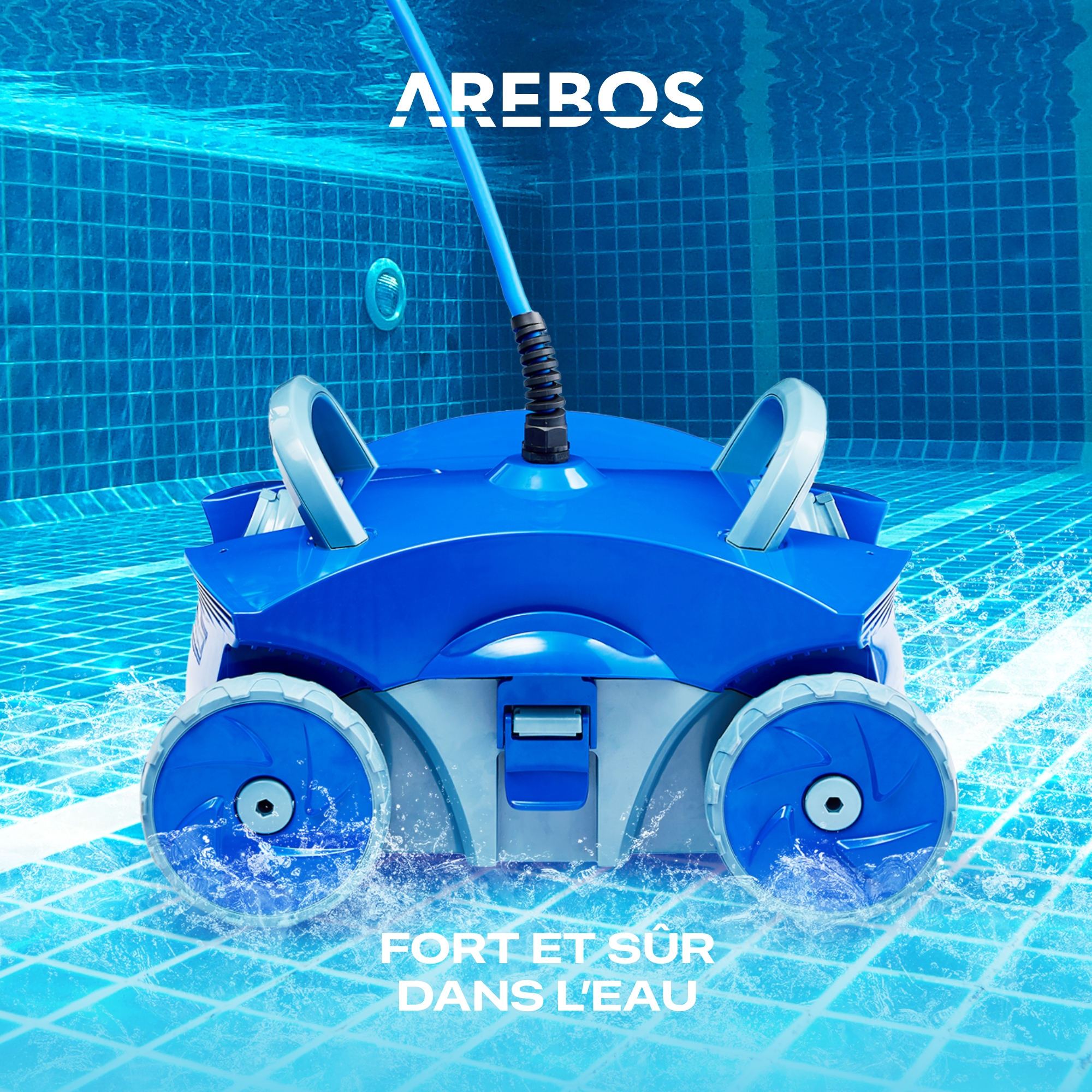 Ein blau-weißer Roboter-Poolreiniger, der in einem Pool untergetaucht ist, mit dem Text "FORT ET SÛR DANS L'EAU".