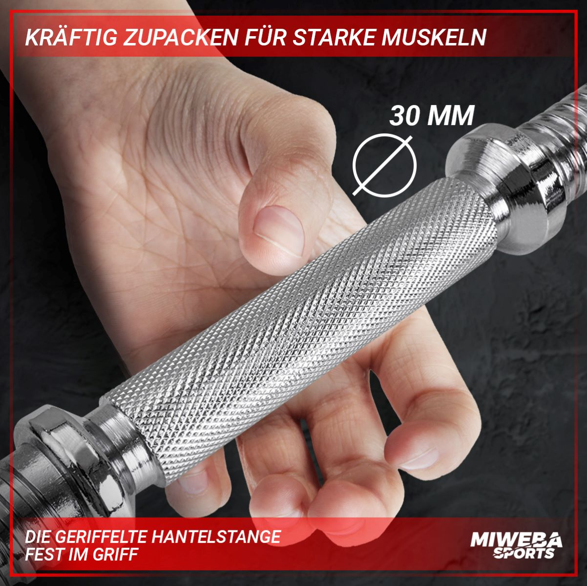 Hand, die eine Hantel mit einem Durchmesser von 30 mm hält.