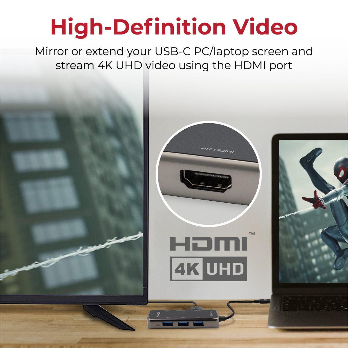 Hub HDMI collegato a una TV e a un laptop, che mostra video ad alta definizione.