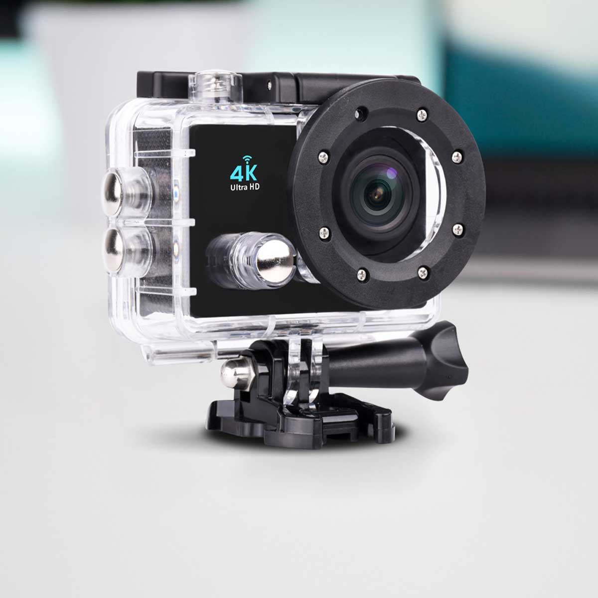 Schwarze und klare wasserdichte Action-Kamera mit 4K Ultra HD-Bildschirm. Auf weißer Oberfläche.