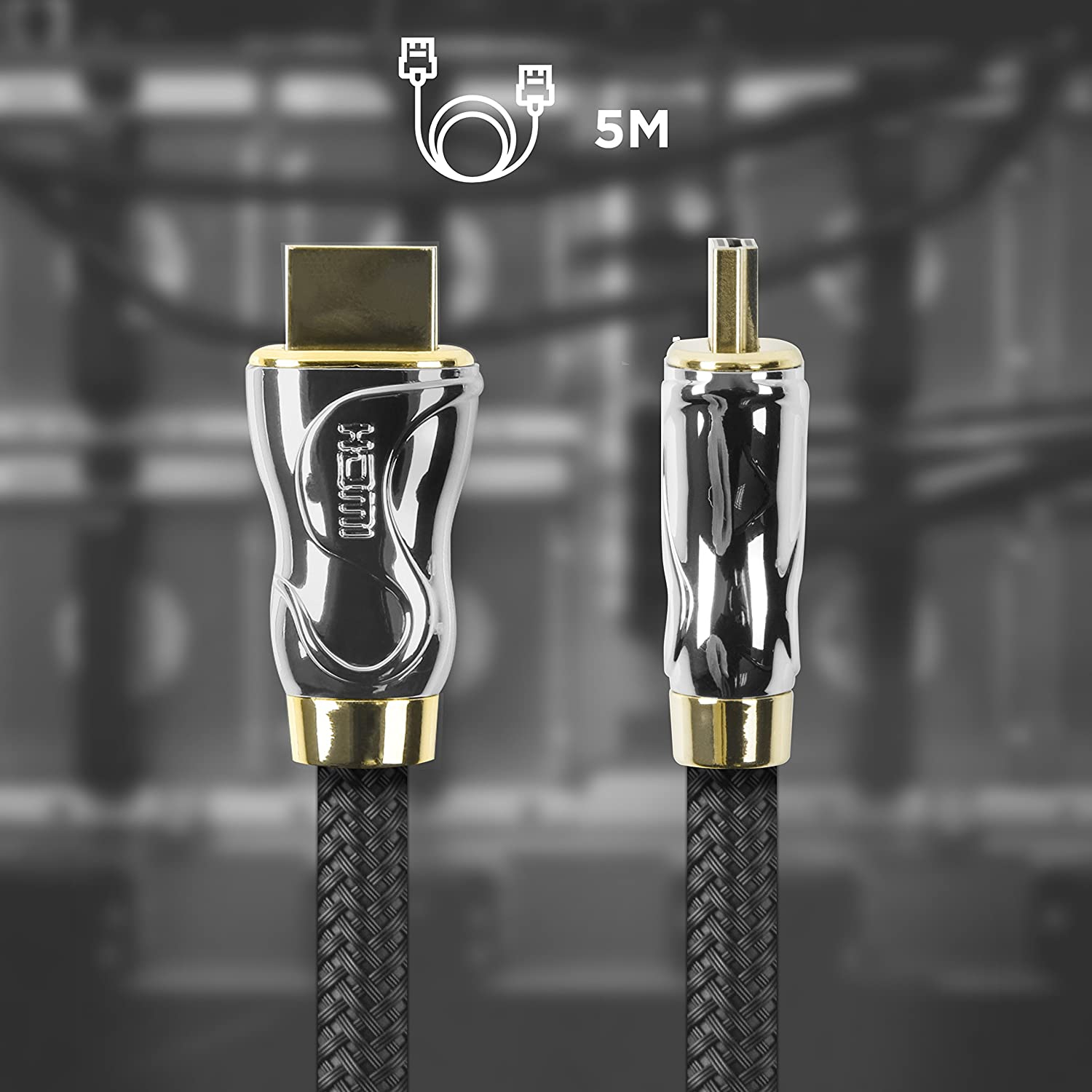 Nahaufnahme von zwei HDMI-Kabeln mit goldfarbenen Steckern und einem schwarzen geflochtenen Kabel.