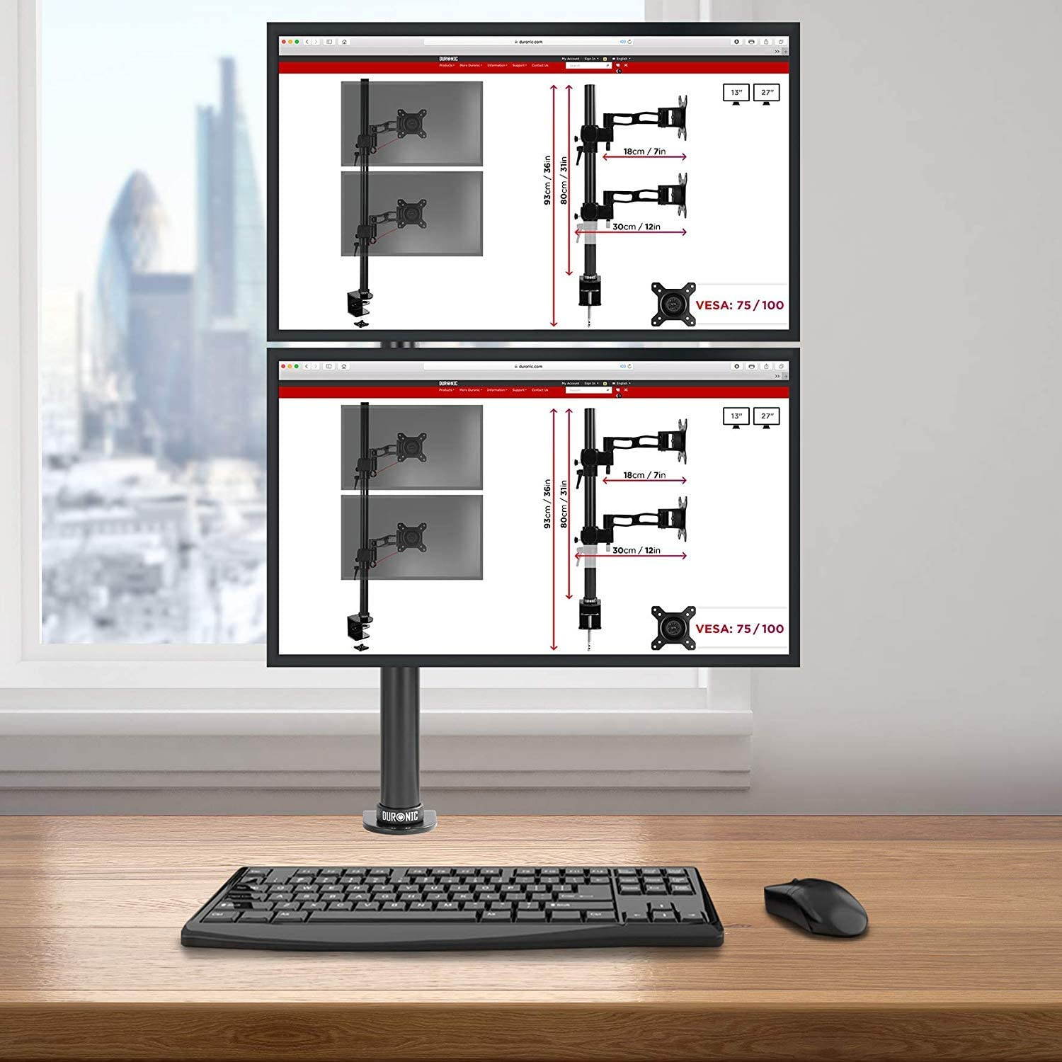 Zwei Monitore auf einem Schreibtisch mit Tastatur und Maus. Der Hintergrund ist eine Stadt.