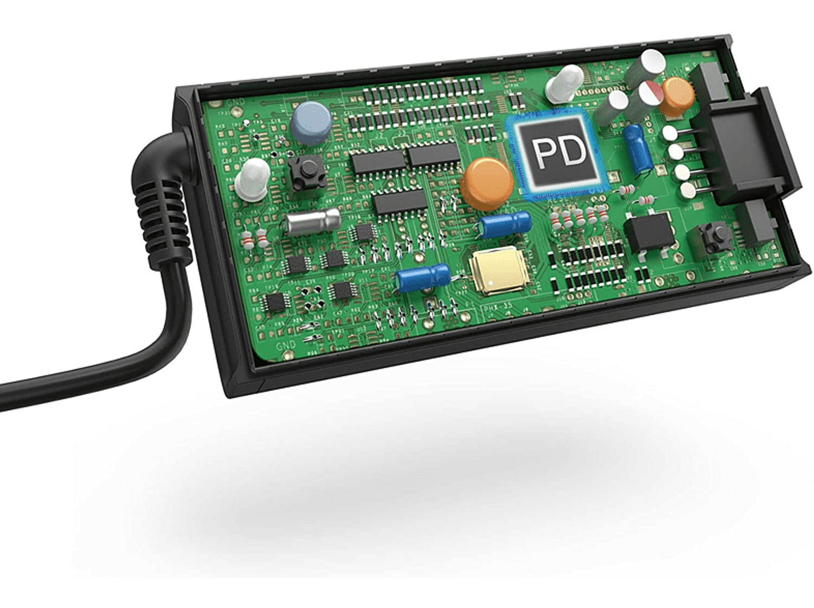 Płytka obwodu z komponentami, czarną ramką i czarnym kablem. Logo PD w kolorze niebieskim.