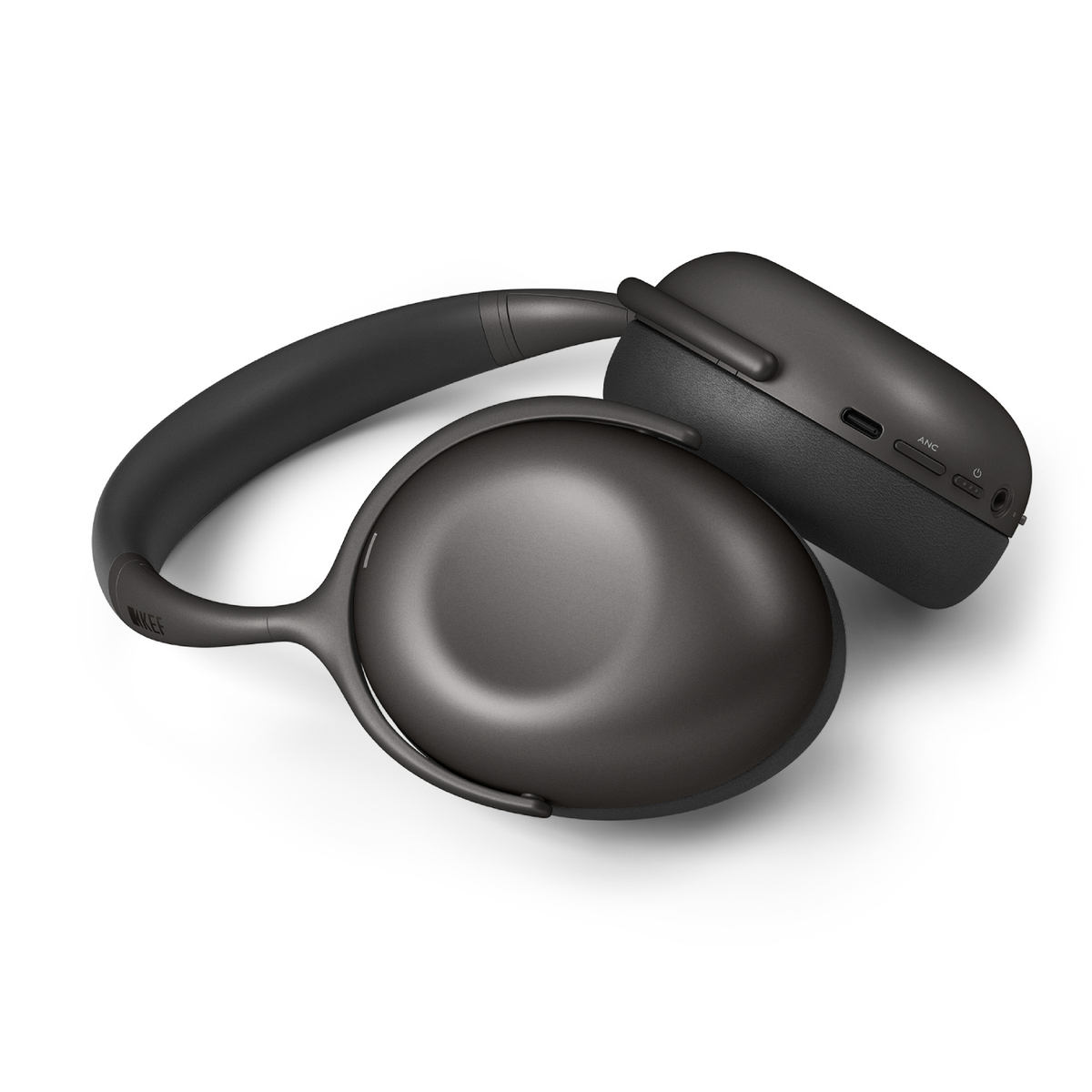 Cuffie nere over-ear appoggiate su una superficie bianca.