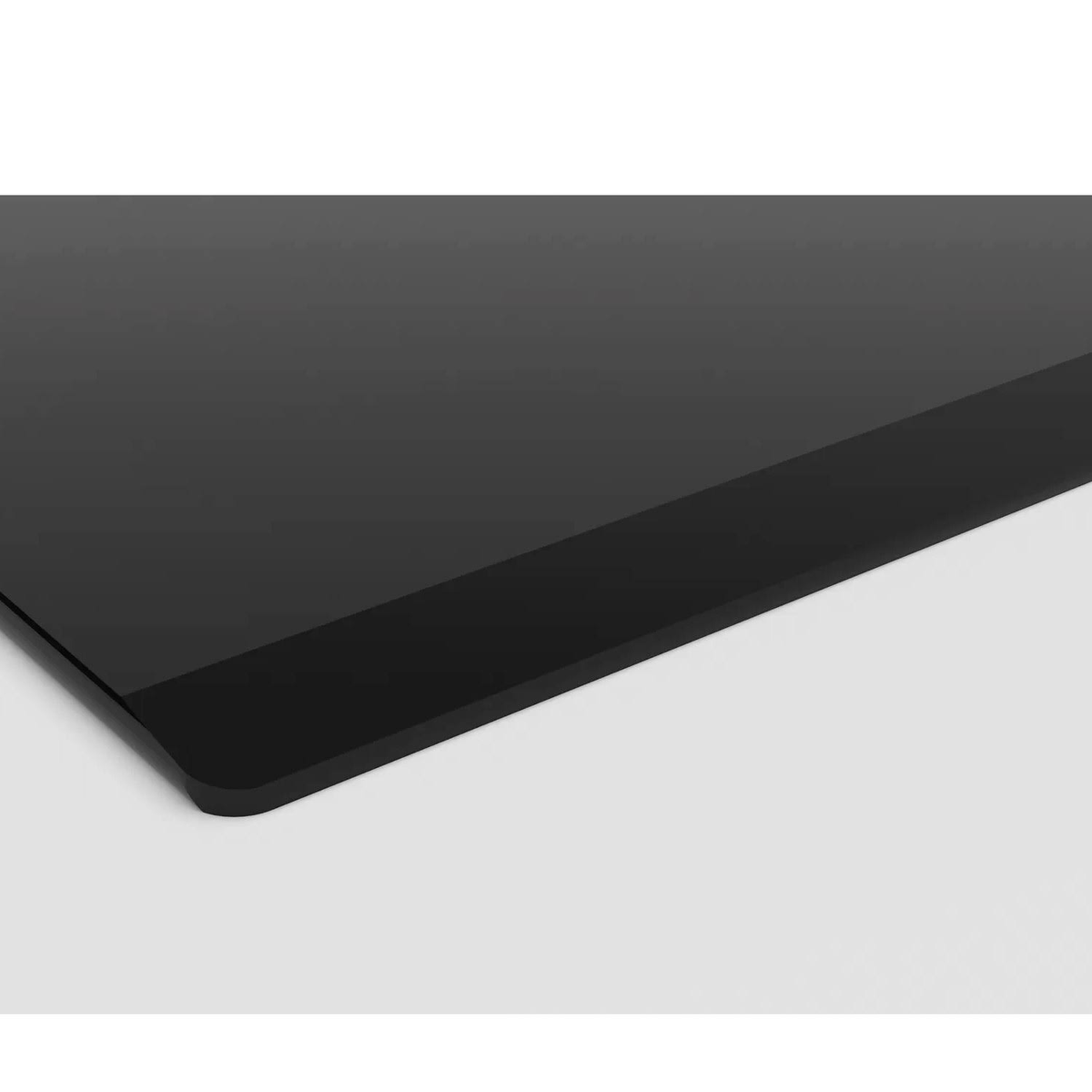 Zbliżenie czarnej szklanej płyty grzewczej. Płyta grzewcza ma gładką, odblaskową powierzchnię.