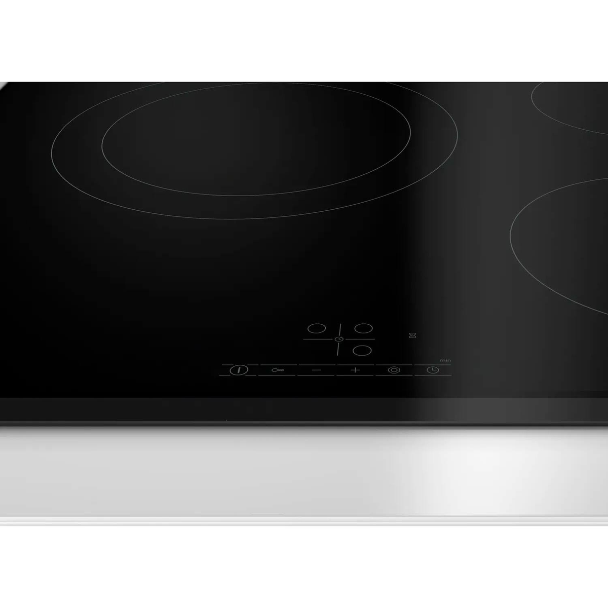 Czarna płyta indukcyjna z czterema palnikami. Panel sterowania widoczny.