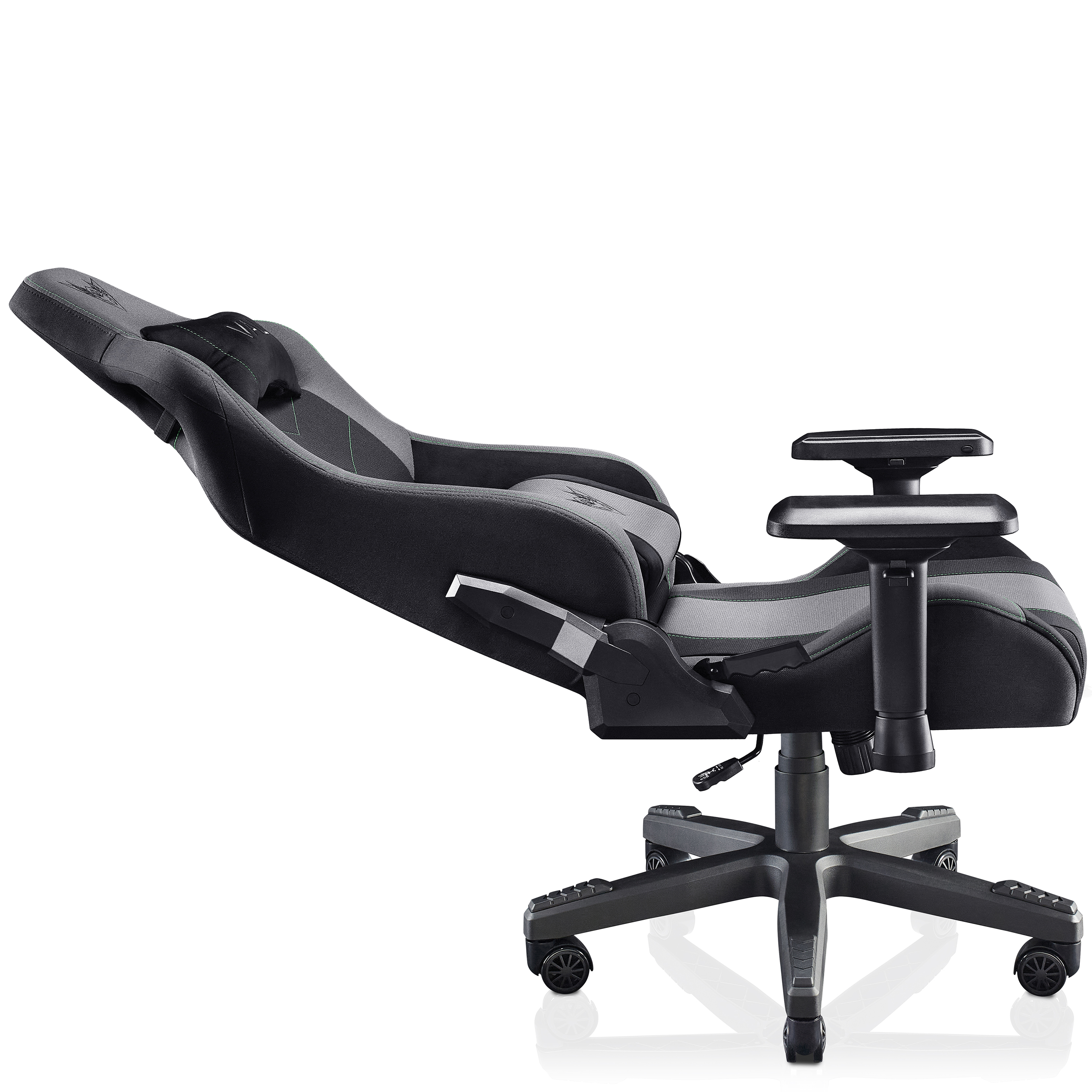 Silla gaming, negro y gris con ruedas, inclinada hacia atrás sobre fondo blanco.