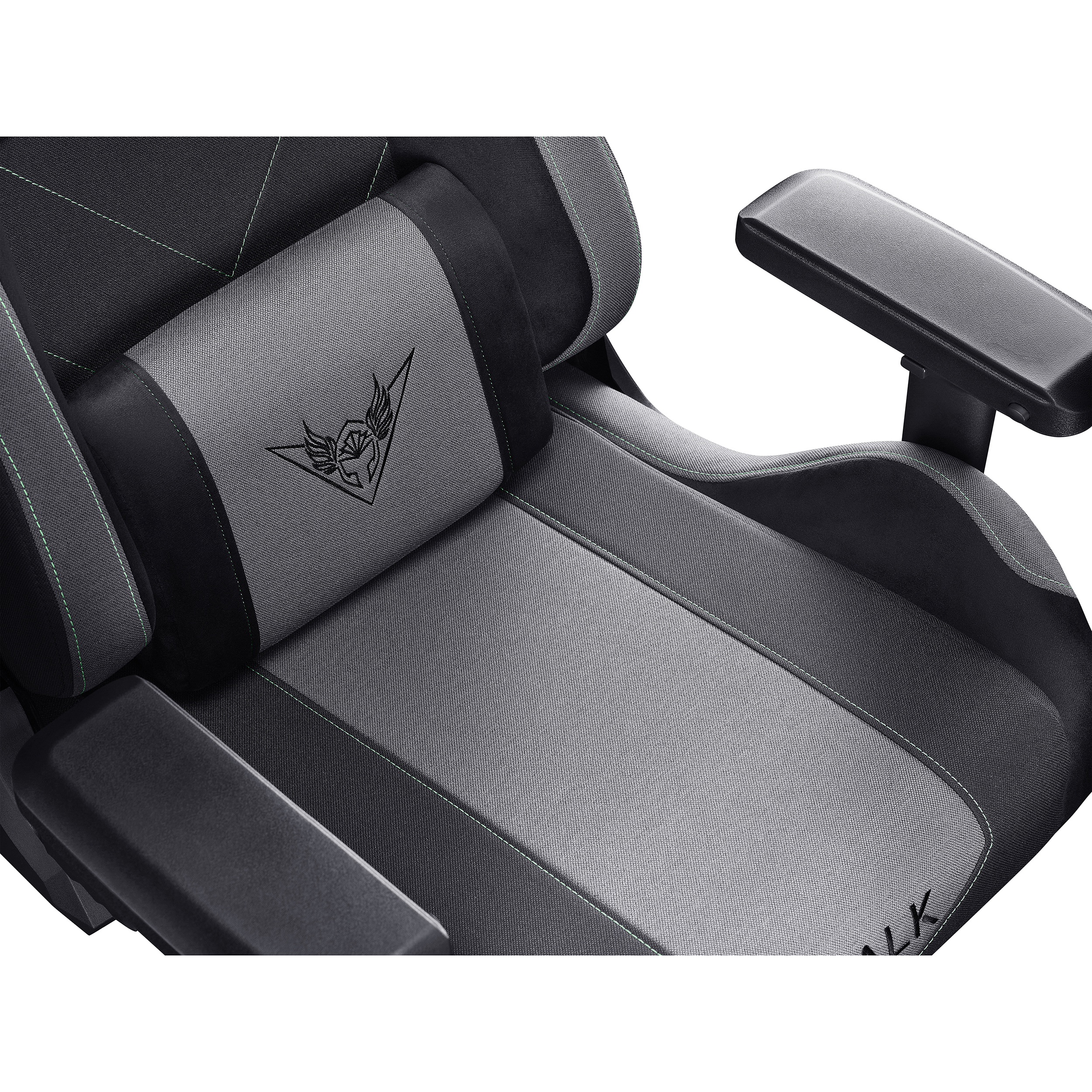 Silla gamer, negro, gris, con un logotipo en el reposacabezas y los reposabrazos.