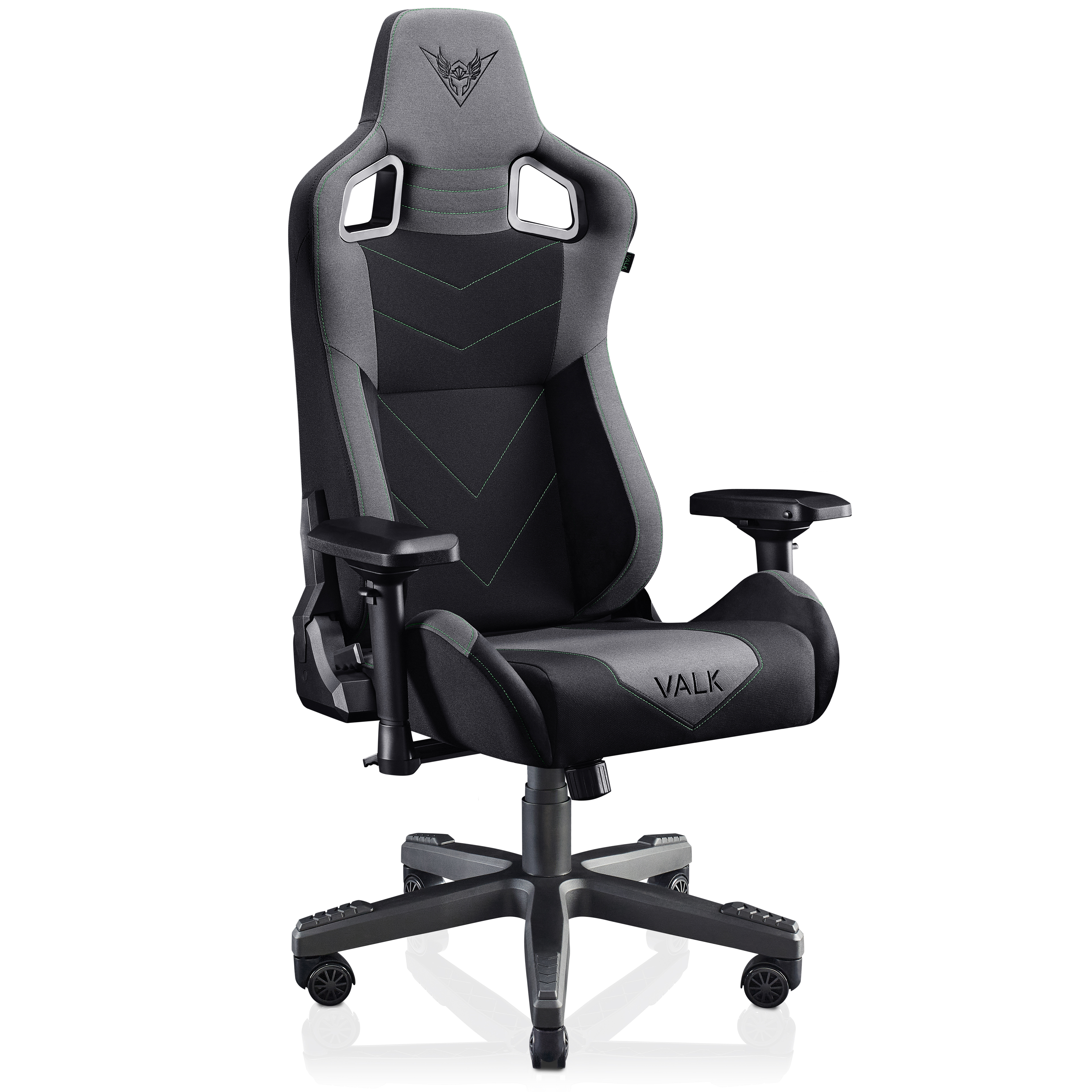 Una silla gaming con tela negra y gris, detalles verdes y base negra.