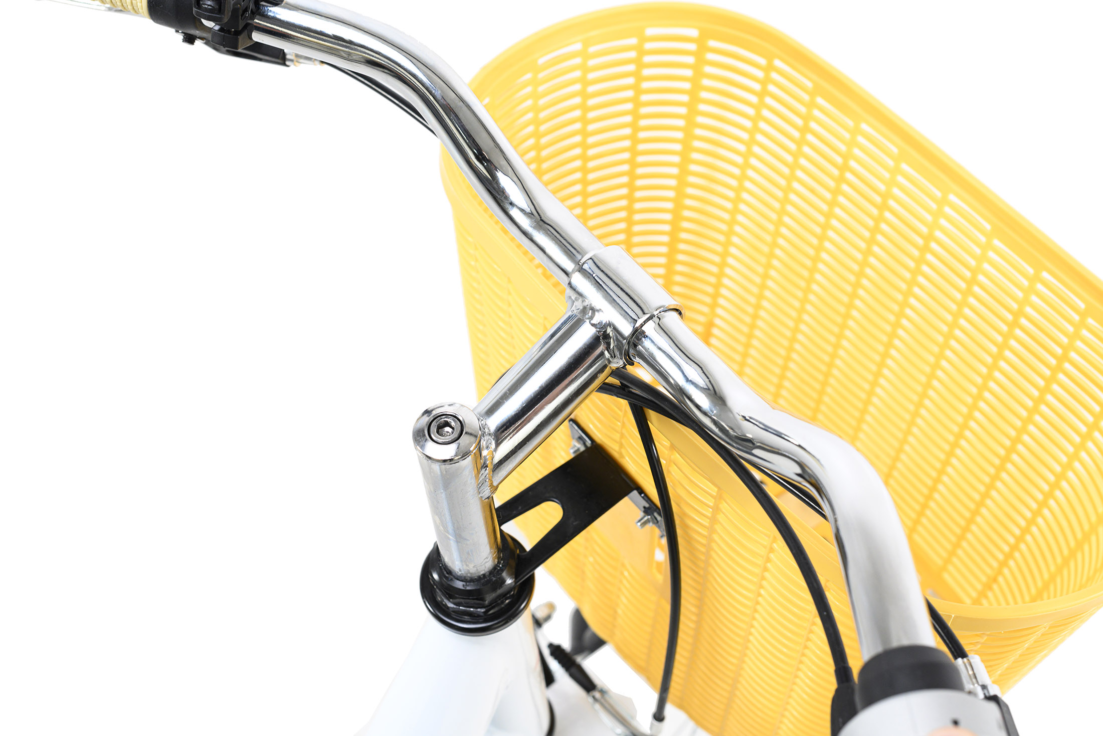 Nahaufnahme eines Fahrradlenkers mit gelbem Korb.