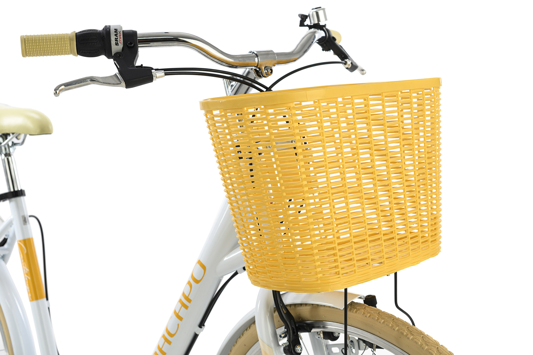 Weißes Fahrrad mit gelbem Korb. Nahaufnahme auf weißem Hintergrund.