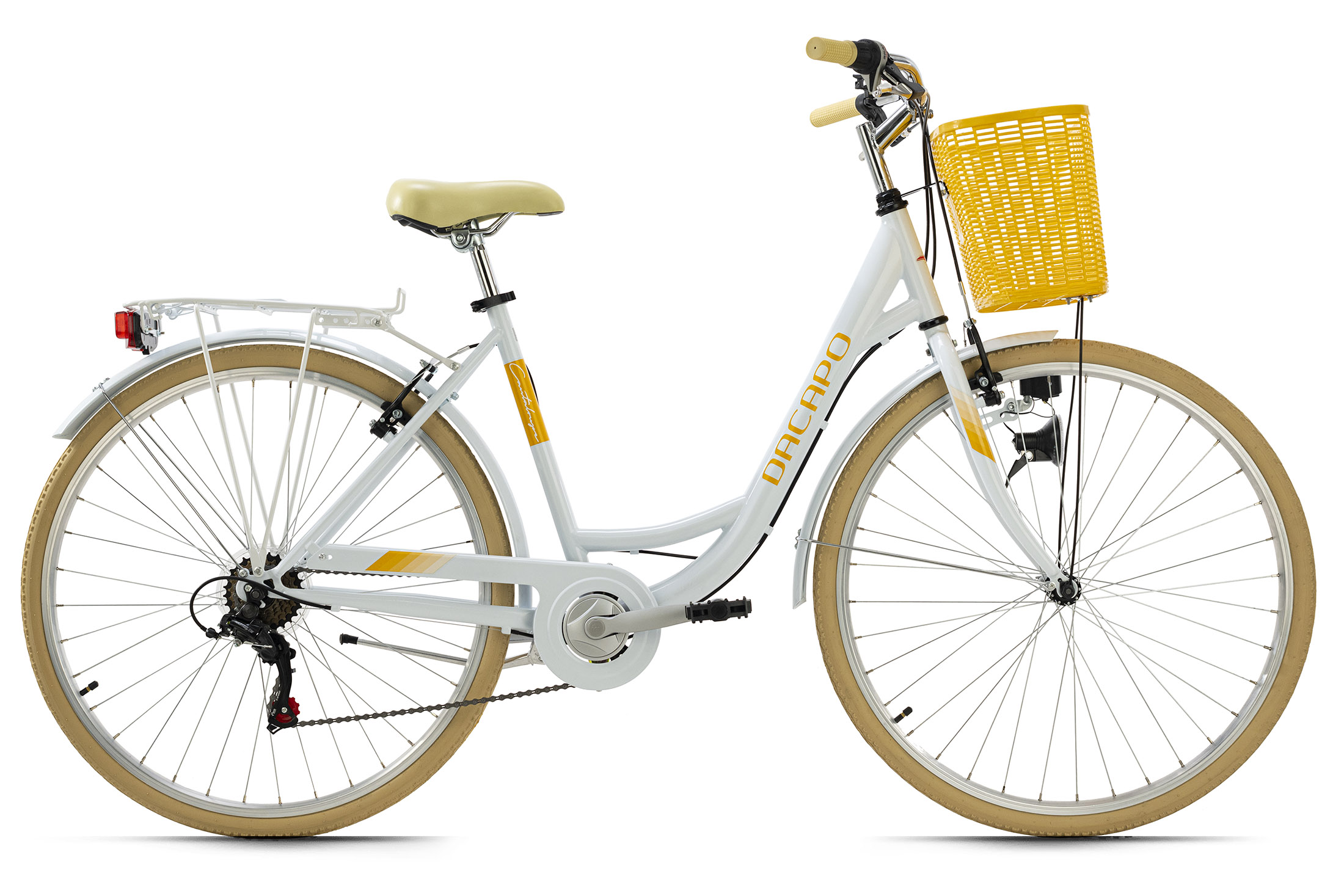 Ein weißes und gelbes Fahrrad mit einem Korb vorne. Das Fahrrad steht auf weißem Hintergrund.