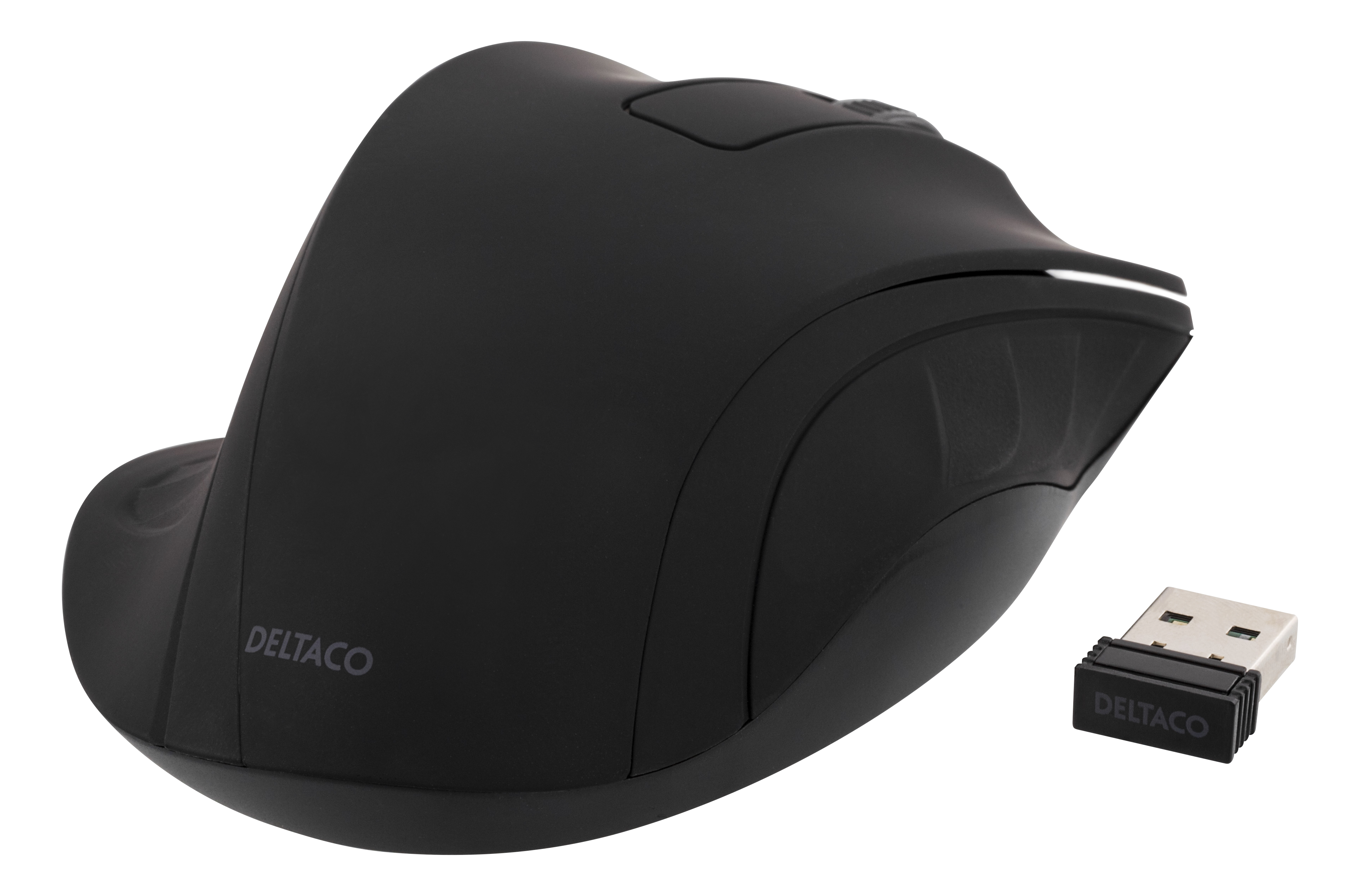 Schwarze vertikale Maus mit USB-Empfänger. Die Maus hat ein ergonomisches Design mit der Marke Deltaco.