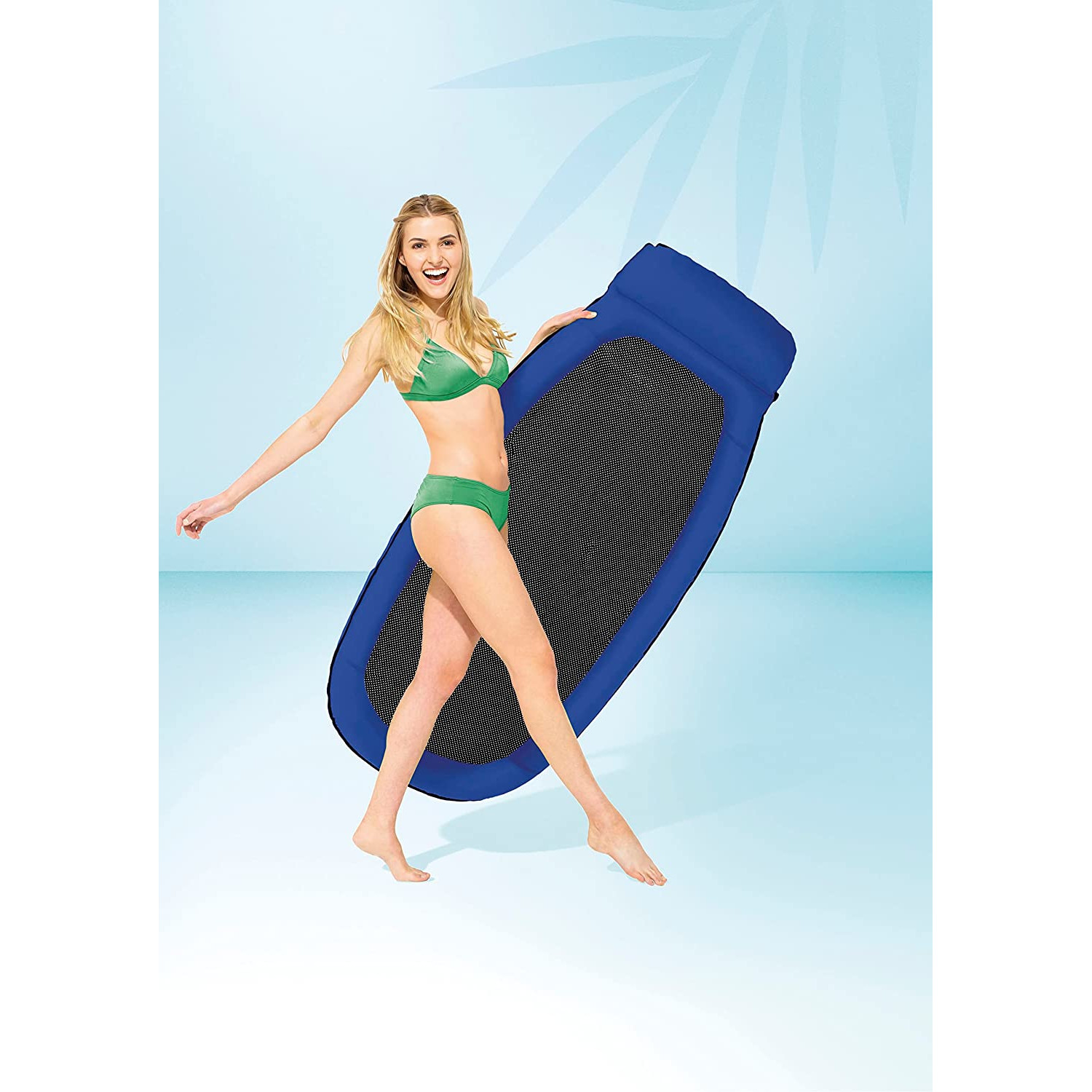 Eine Frau im Bikini hält eine blaue Schwimmmatte.