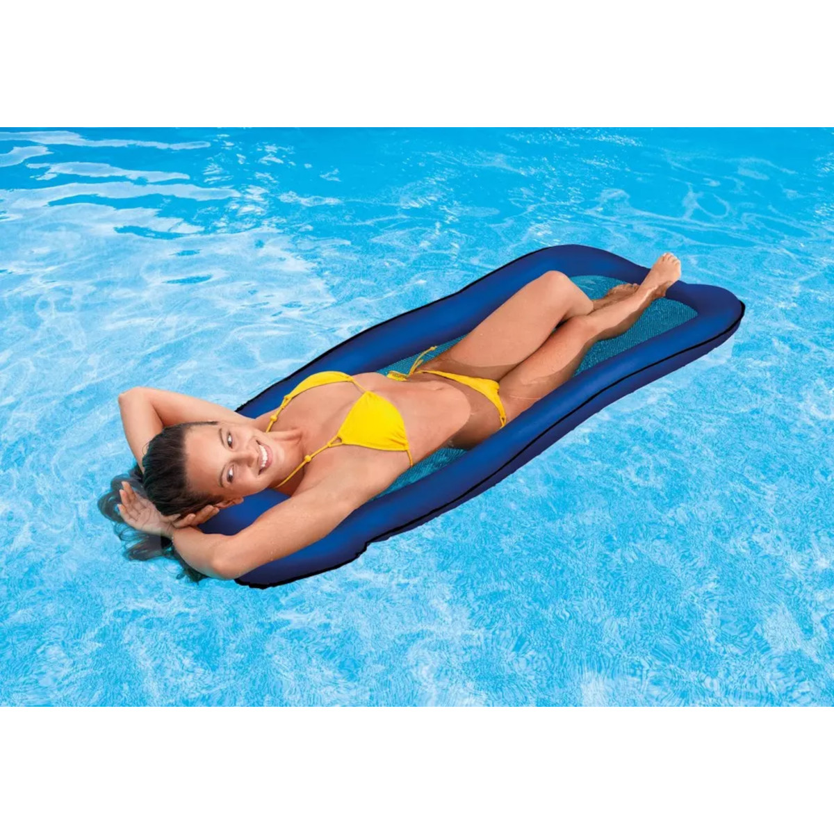 Frau in gelbem Bikini auf einem blauen Schwimmfloß im Pool.