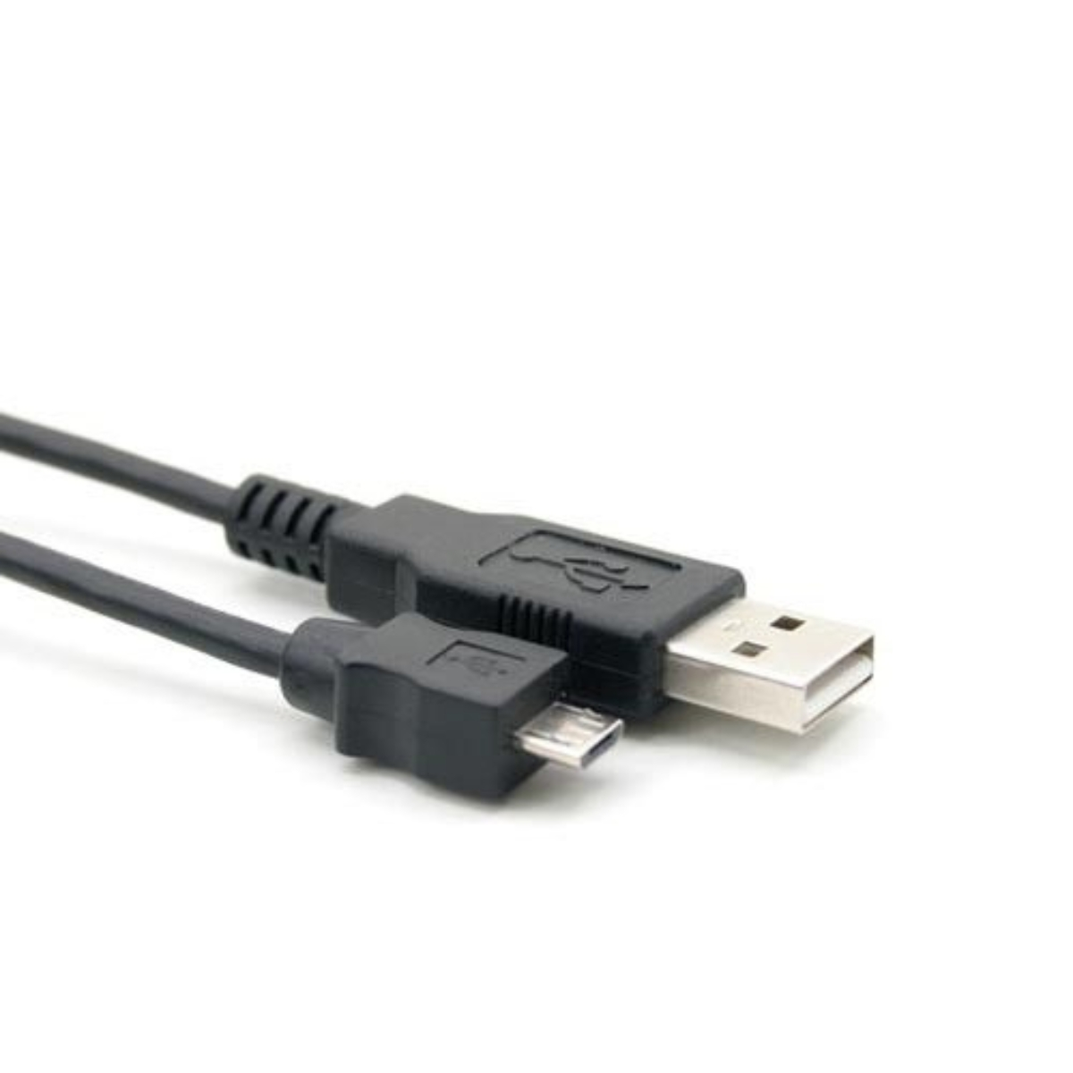 Câble USB noir avec connecteurs USB et micro-USB. Fond blanc.