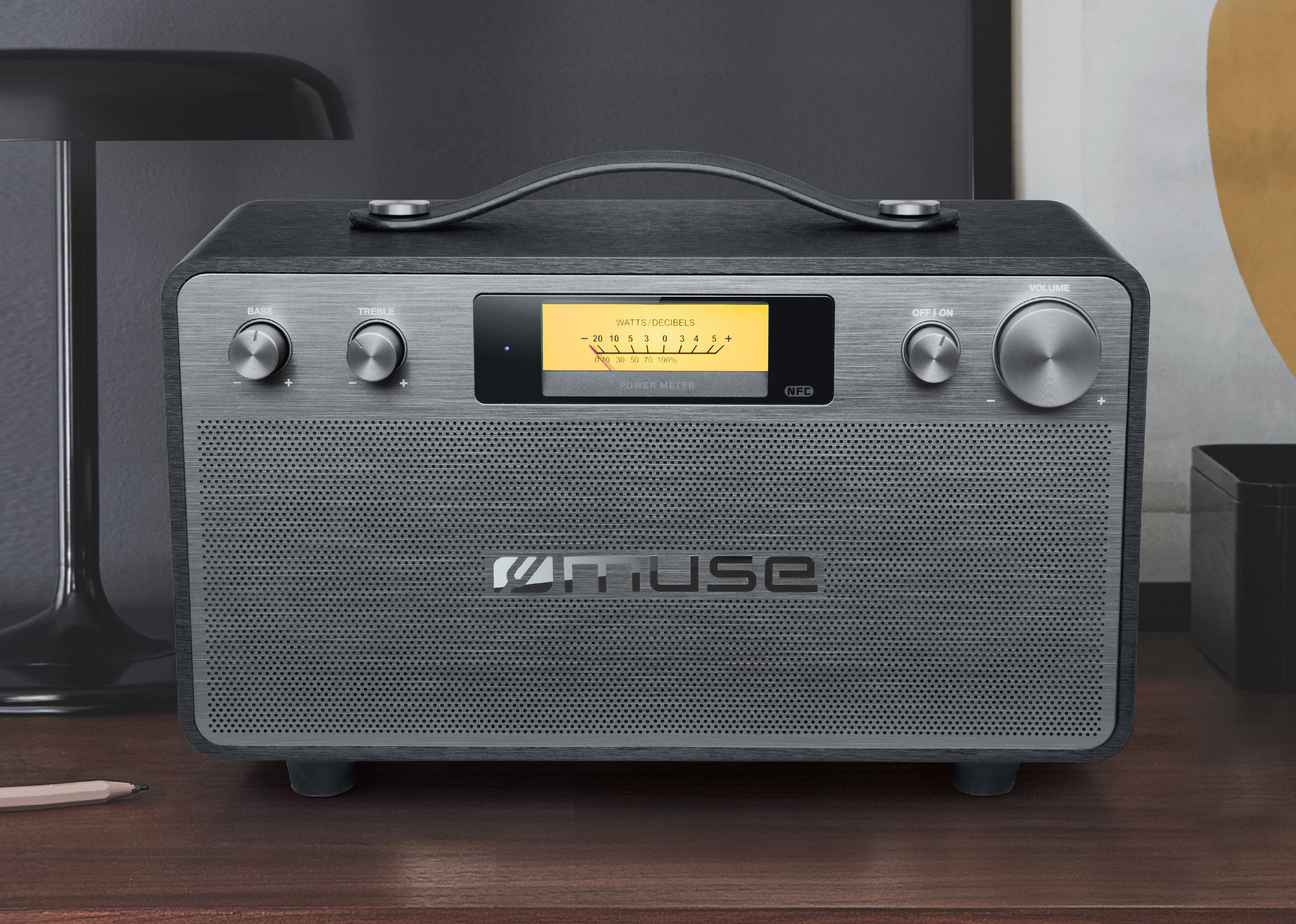 Una radio grigia e nera con maniglia, pulsanti, un display e la scritta MUSE.