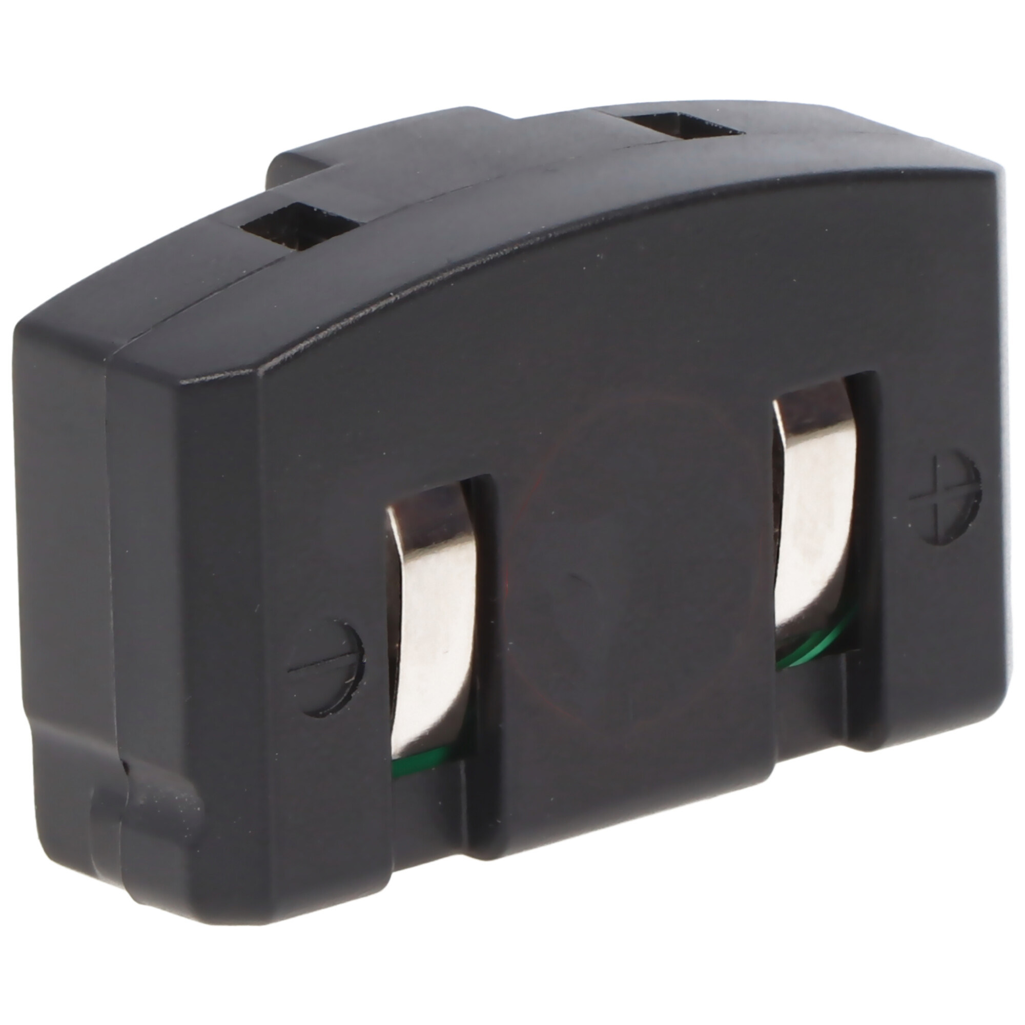Schwarze Batterie mit zwei Metallkontakten und grünem Draht. Weißer Hintergrund, Nahaufnahme.
