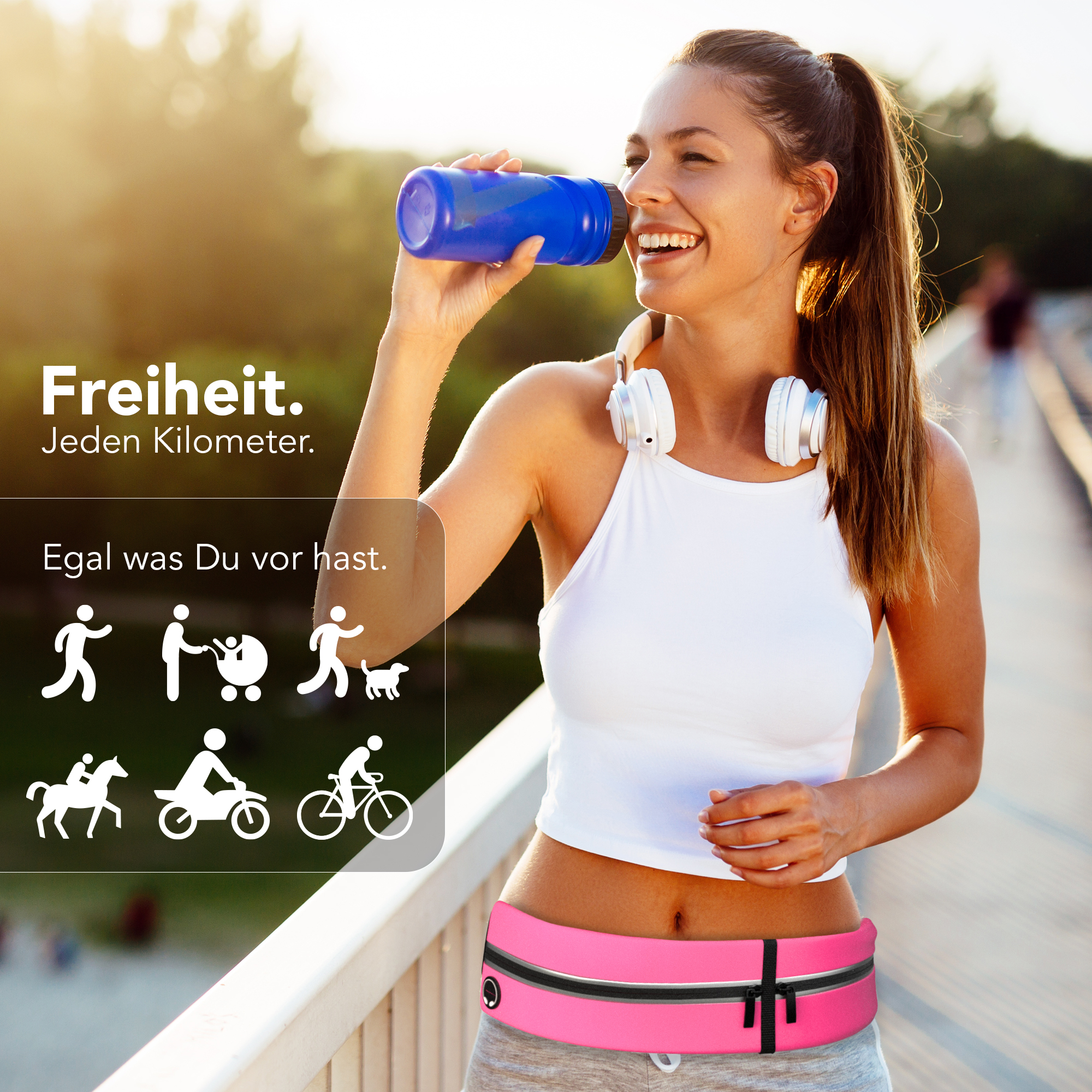 Eine Frau trinkt aus einer blauen Wasserflasche, während sie eine pinkfarbene Bauchtasche und Kopfhörer trägt.