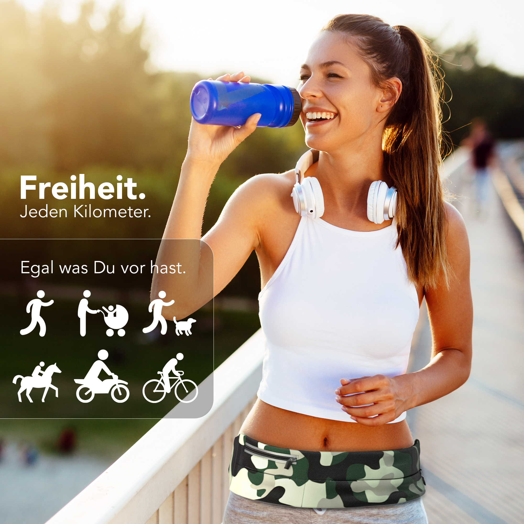 Frau trinkt aus einer blauen Flasche, trägt Kopfhörer und eine Camouflage-Gürteltasche.