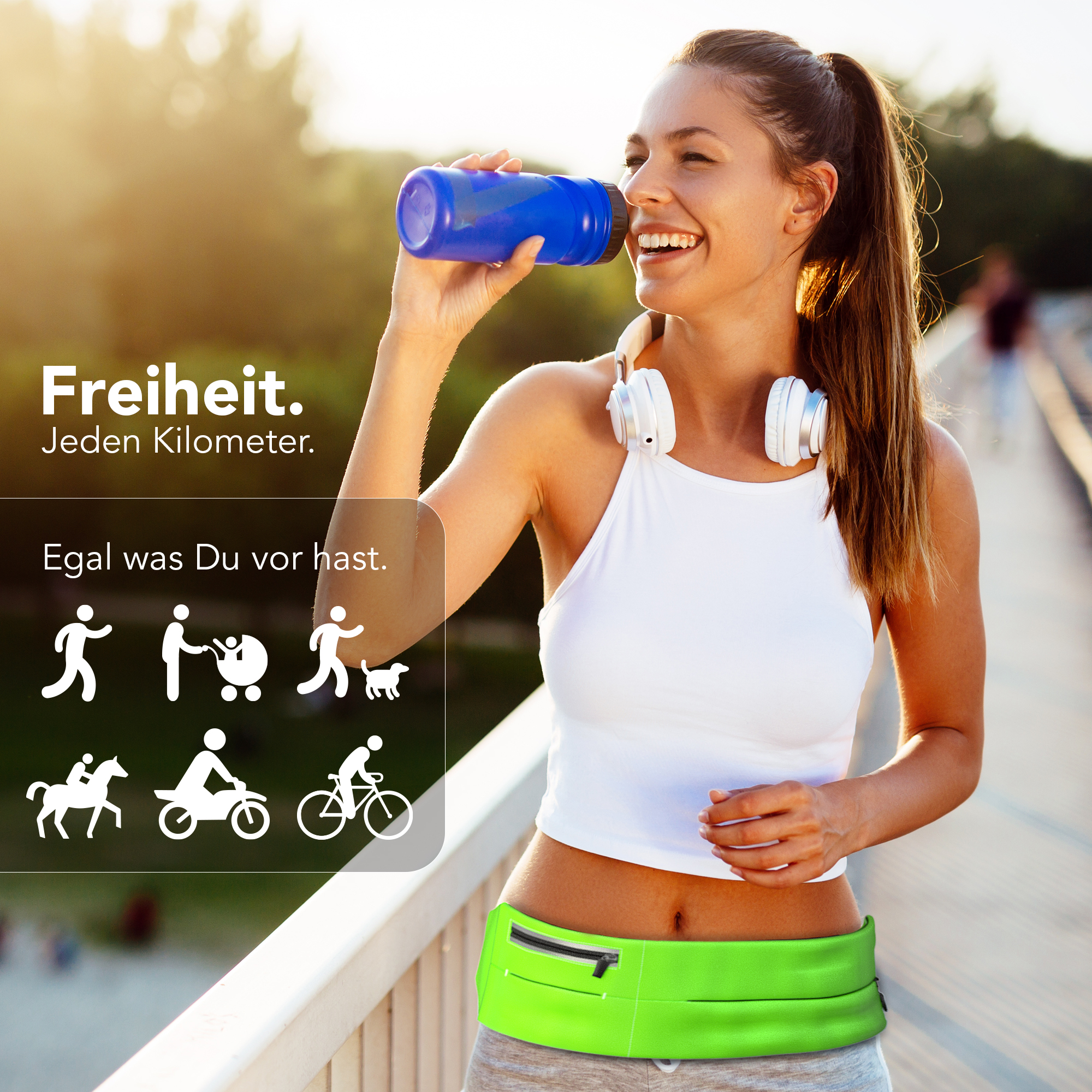 Frau trinkt Wasser, trägt Kopfhörer und eine grüne Hüfttasche. Symbole und Text im Bild.