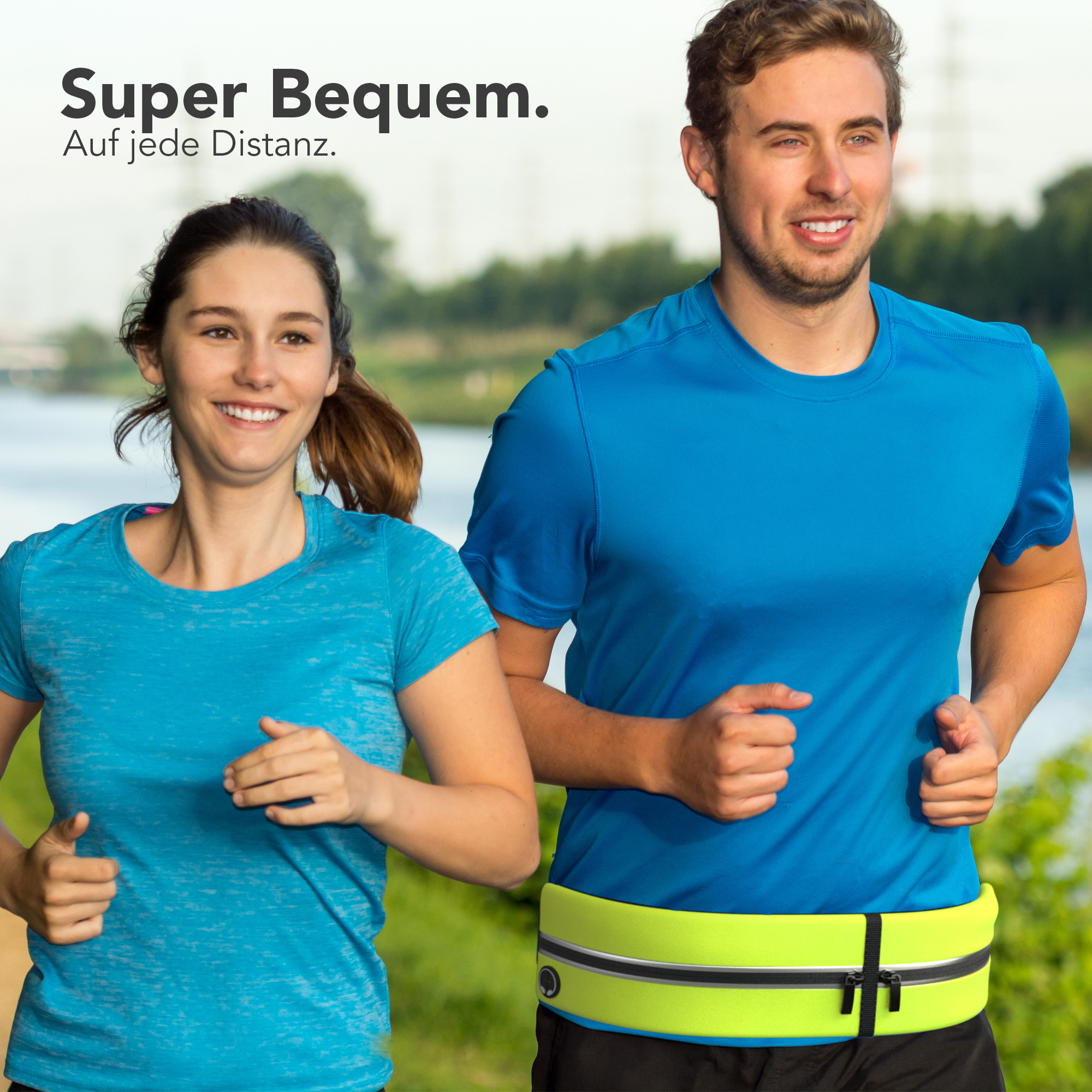 Zwei Personen laufen im Freien, tragen blaue Hemden. Ein neongelber Gürtel ist um die Taille des Mannes.