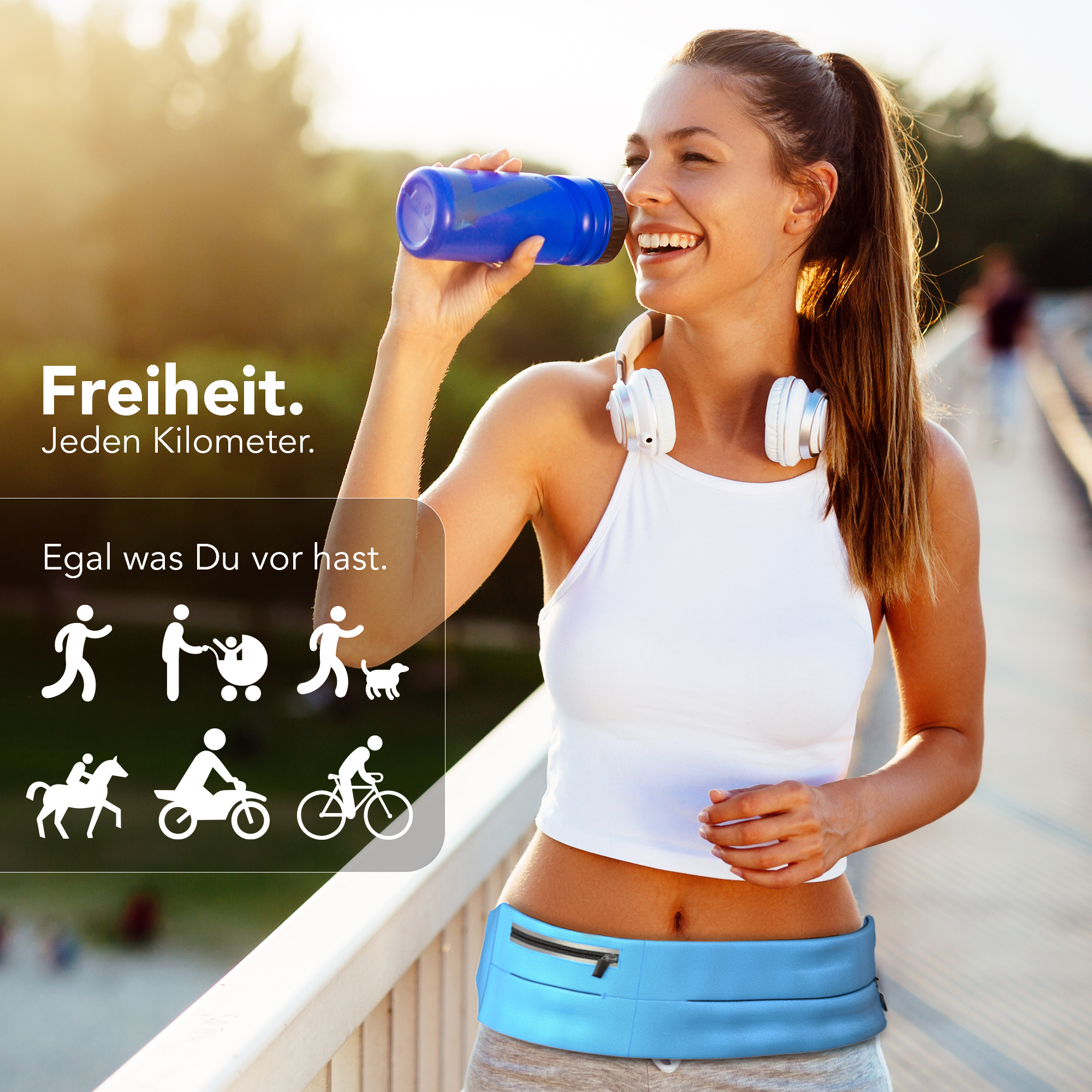 Frau trinkt aus einer blauen Wasserflasche, trägt einen blauen Gürtel. Text: Freiheit. Jeden Kilometer.