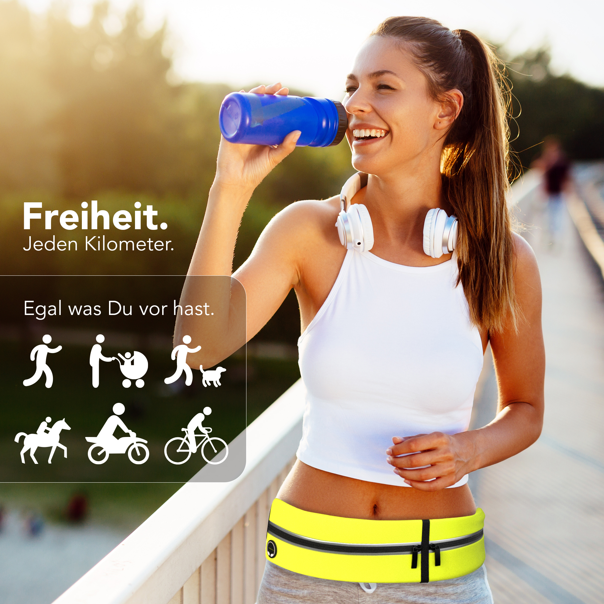 Frau trinkt aus einer blauen Wasserflasche, trägt einen gelben Gürtel. Text: Freiheit. Jeden Kilometer.
