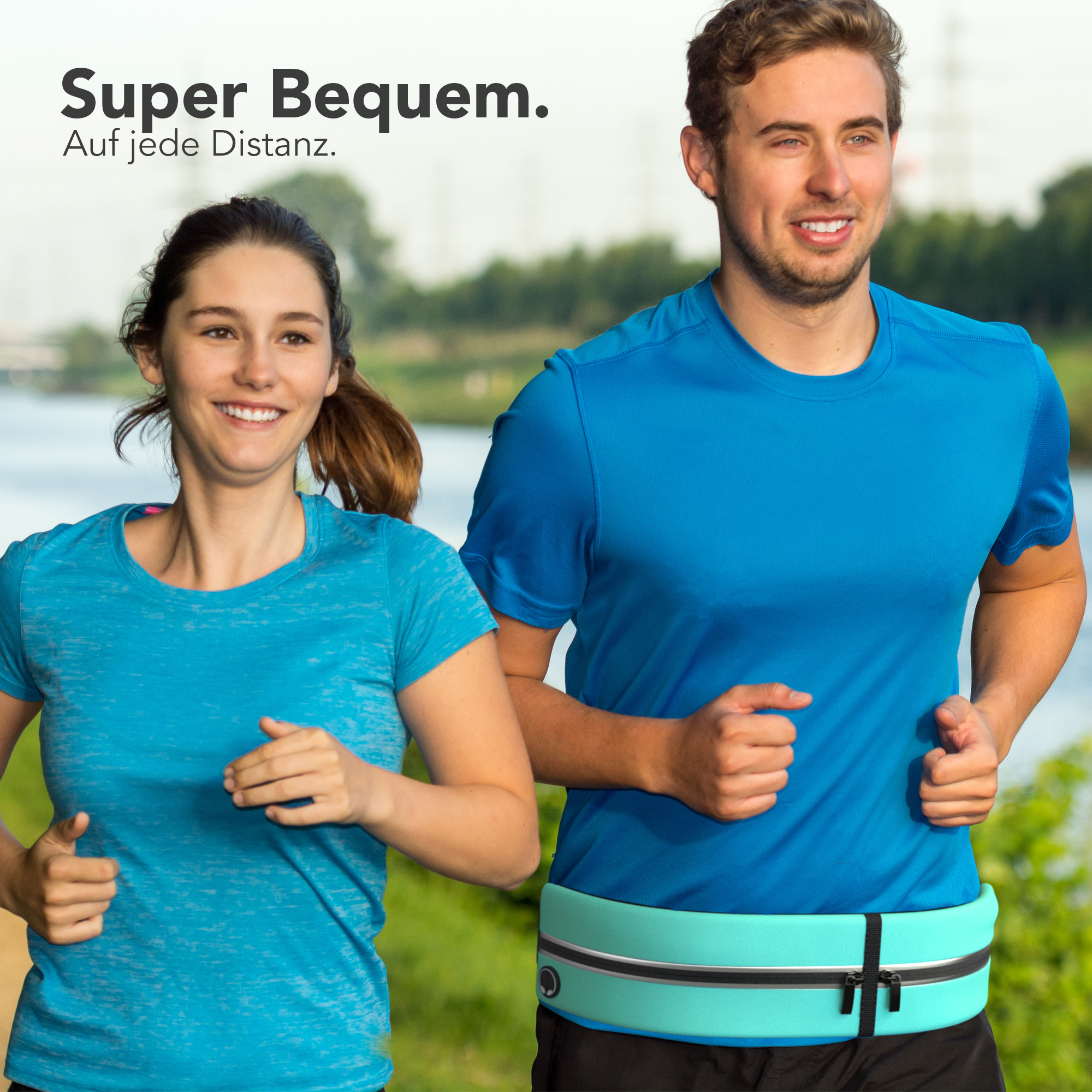 Ein Paar läuft zusammen im Freien, beide lächeln, tragen blaue Hemden und einen Bauchgurt.