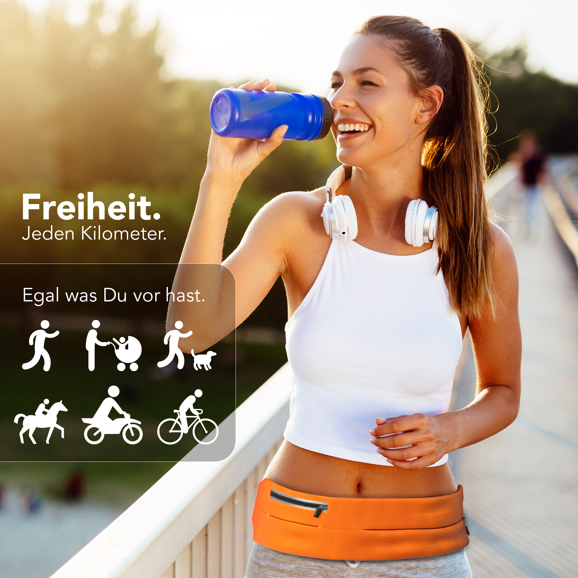 Frau trinkt aus einer blauen Wasserflasche, trägt eine Bauchtasche und Kopfhörer. Hintergrund mit Icons.