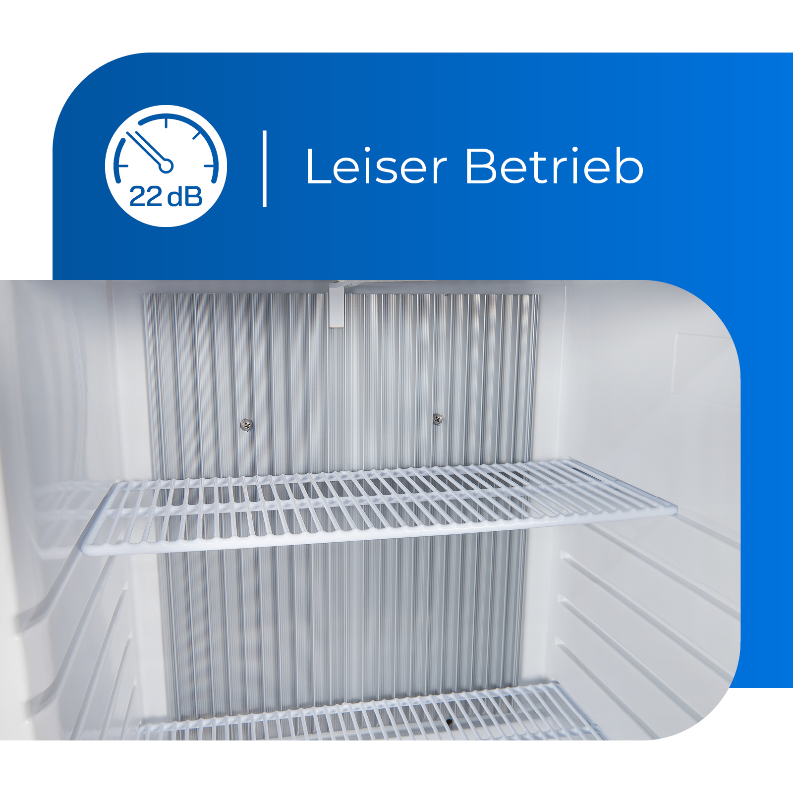 Innenraum eines weißen Minikühlschranks mit Regalen. Text: Leiser Betrieb.
