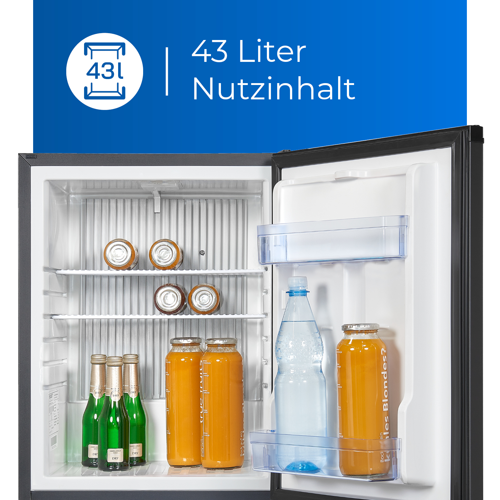 Ein offener Mini-Kühlschrank mit Getränken. Er hat Regale und einen Behälter. Blauer Hintergrund.
