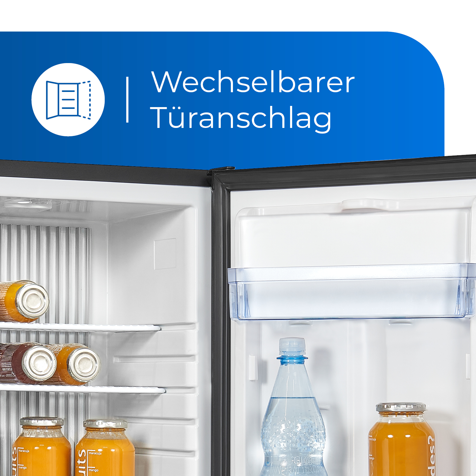Kühlschranktür mit offener Ansicht. Gläser mit Essen und eine Wasserflasche sind innen. Die Tür hat ein Regal.