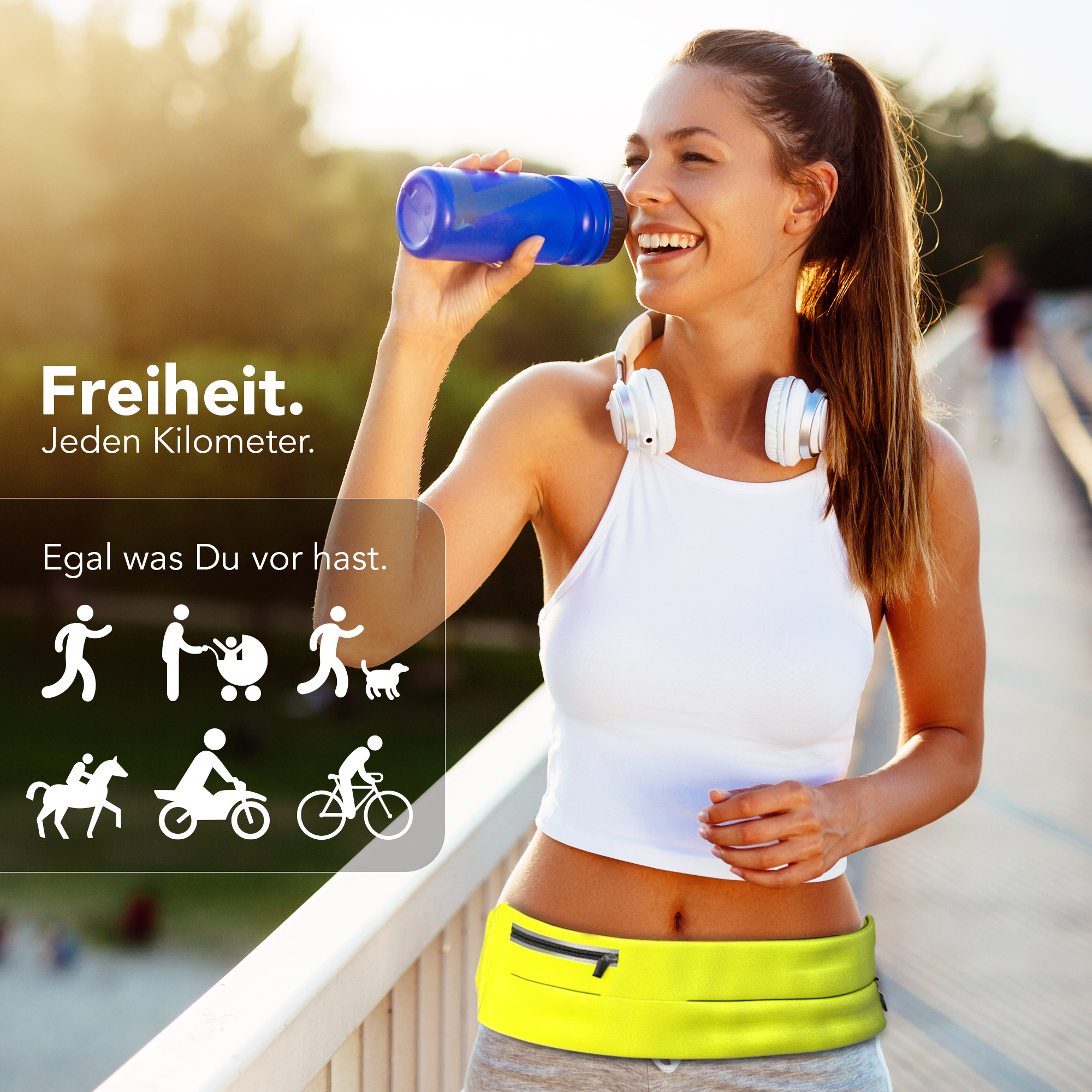 Frau trinkt aus blauer Flasche, trägt Kopfhörer und gelbe Bauchtasche.