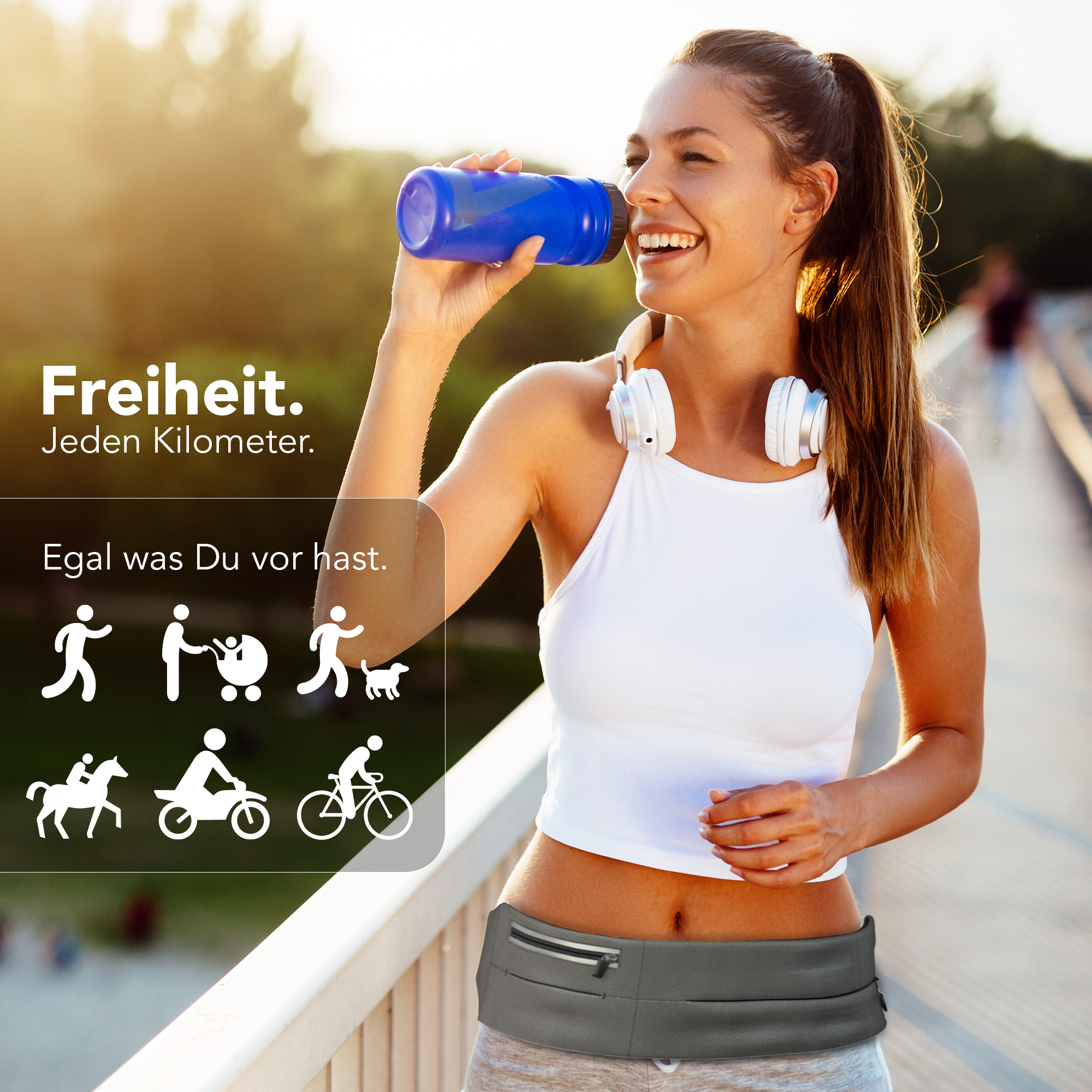 Eine Frau trinkt Wasser mit einer Bauchtasche. Sie lächelt und trägt Kopfhörer. Text ist vorhanden.